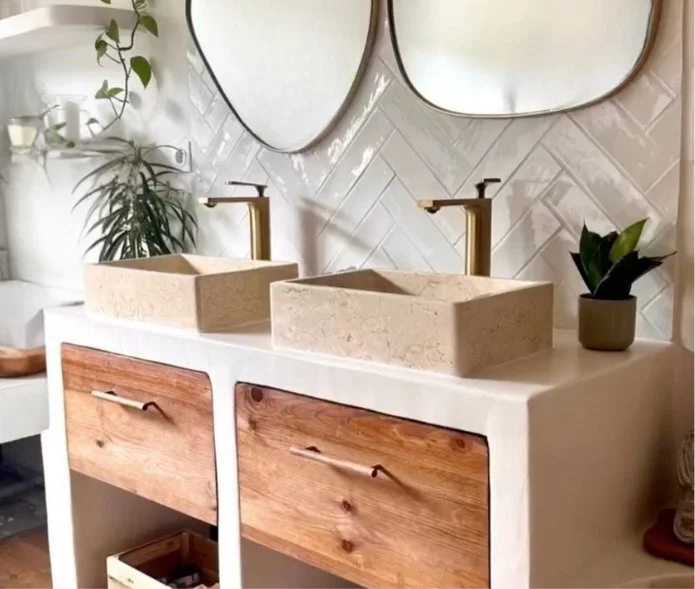 Salle de bain sur mesure en Siporex, bois et zelliges - © alexia_s_world