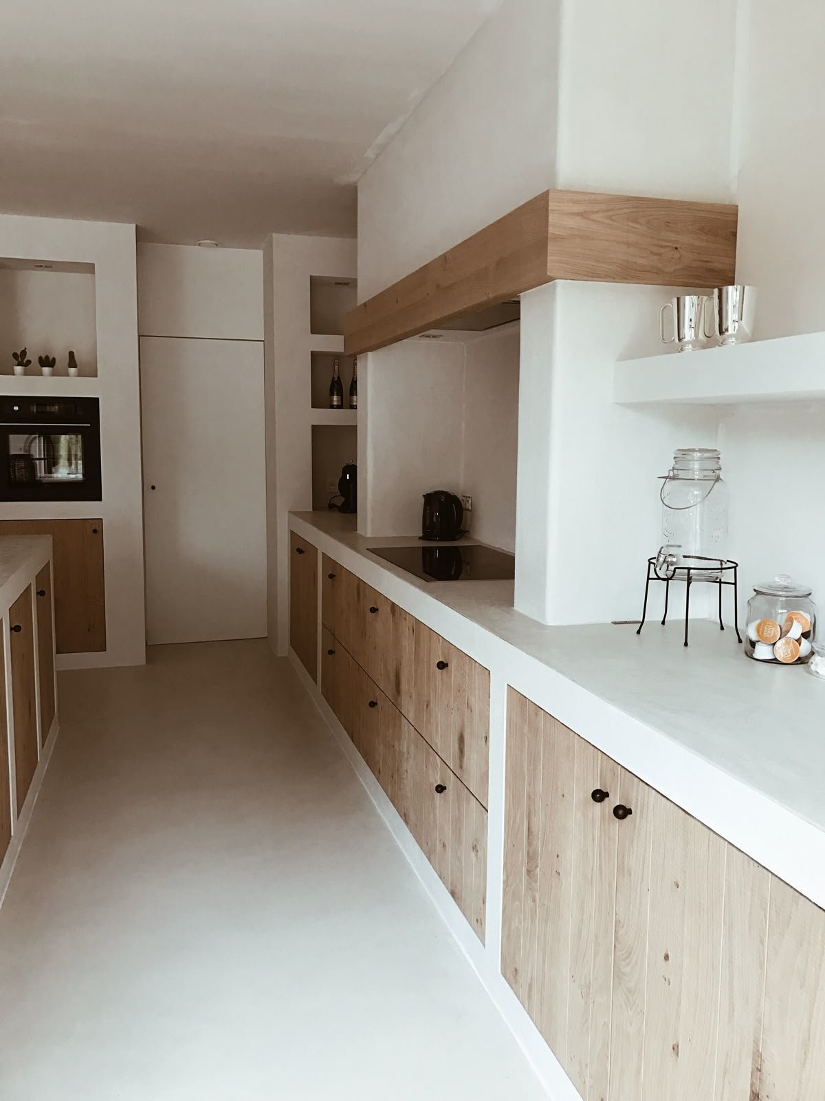 Bois et Siporex pour une cuisine intégrée minimaliste - © michellegeypen