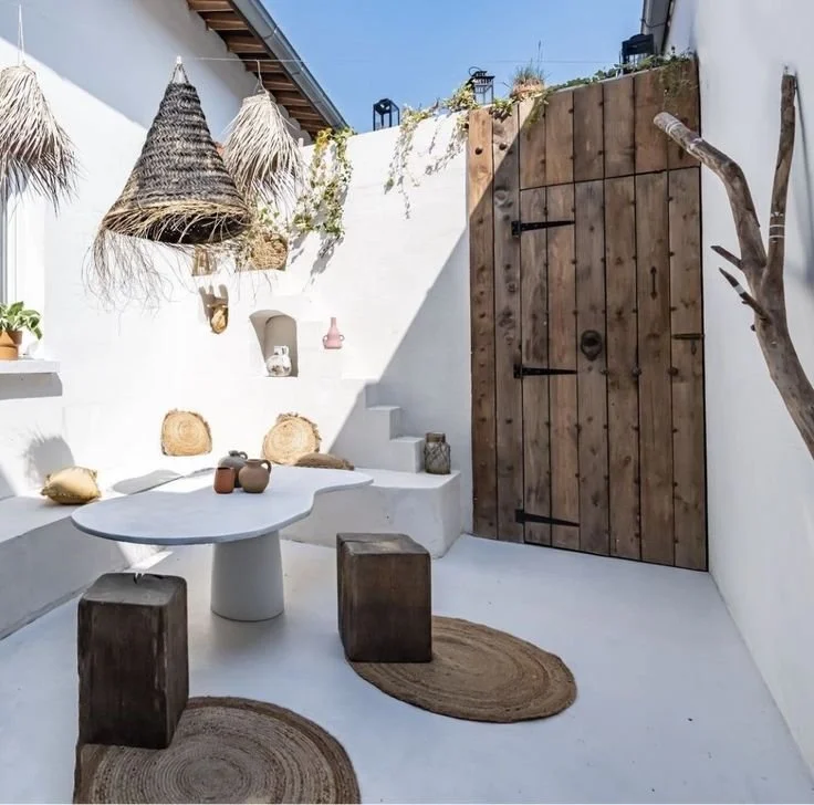 Meubles maçonnés en Siporex pour un extérieur à l'esprit hacienda chic - © Maison Patcha