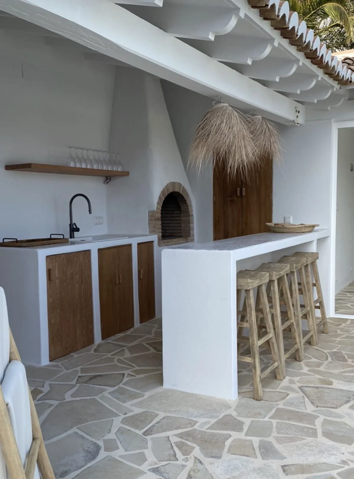 Bar en béton cellulaire et cuisine d'été pour une terrasse aménagée méditerranéenne - © Siporex France