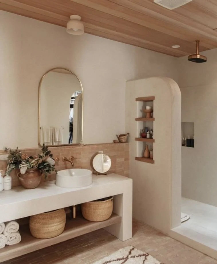Salle de douche sur mesure avec niches en Siporex et bois - © Pinterest