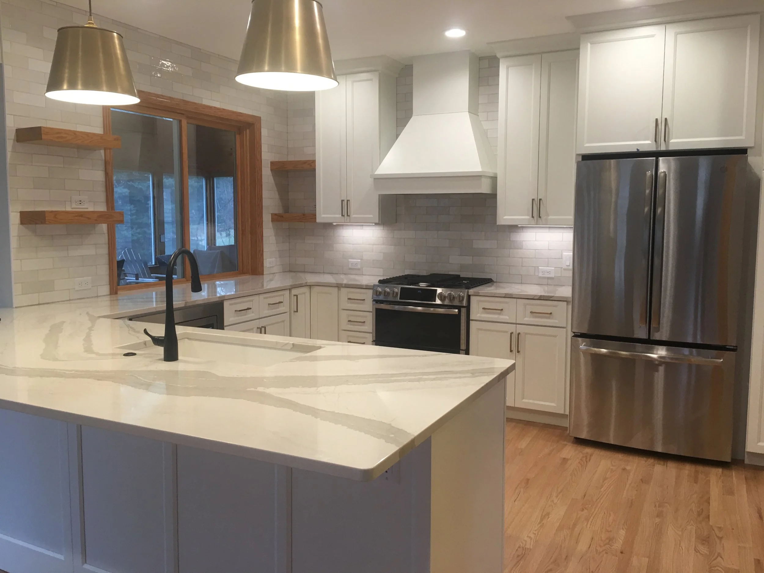 Dramatic veining gives this kitchen a sense of movement. 