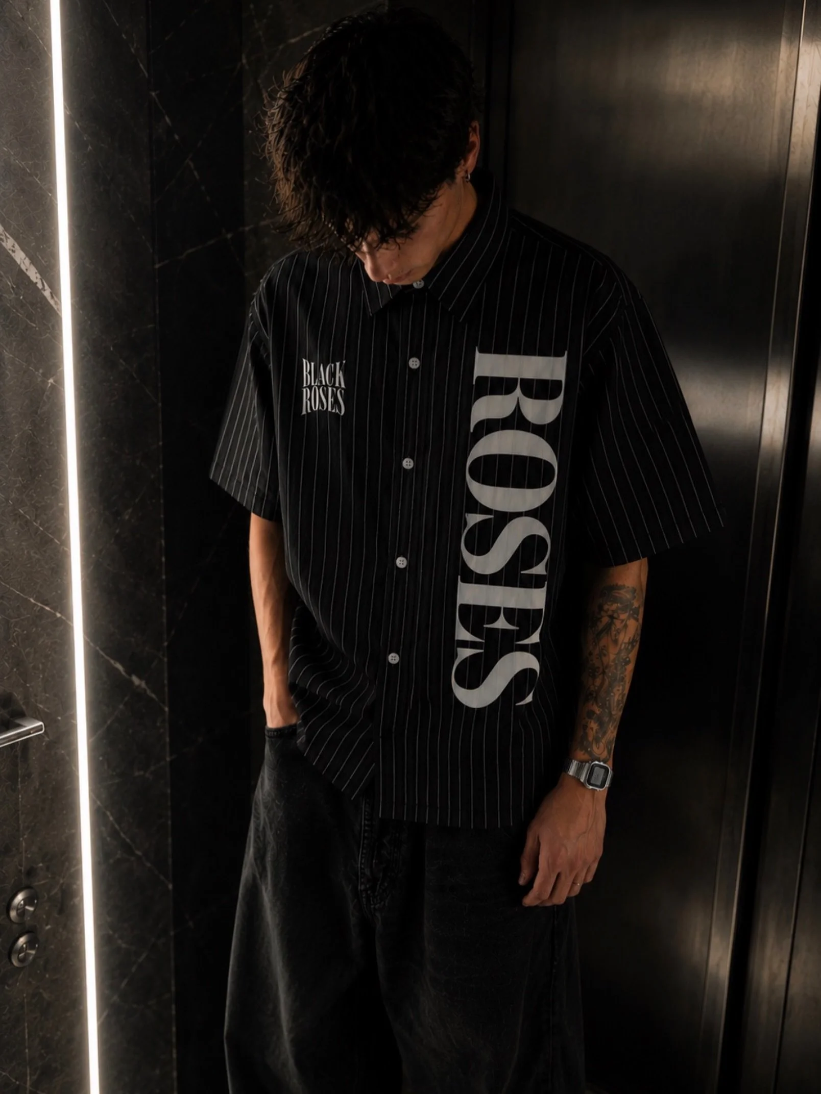A piece that transforms the essential into something impossible to ignore.
BLACK ROSES&reg;