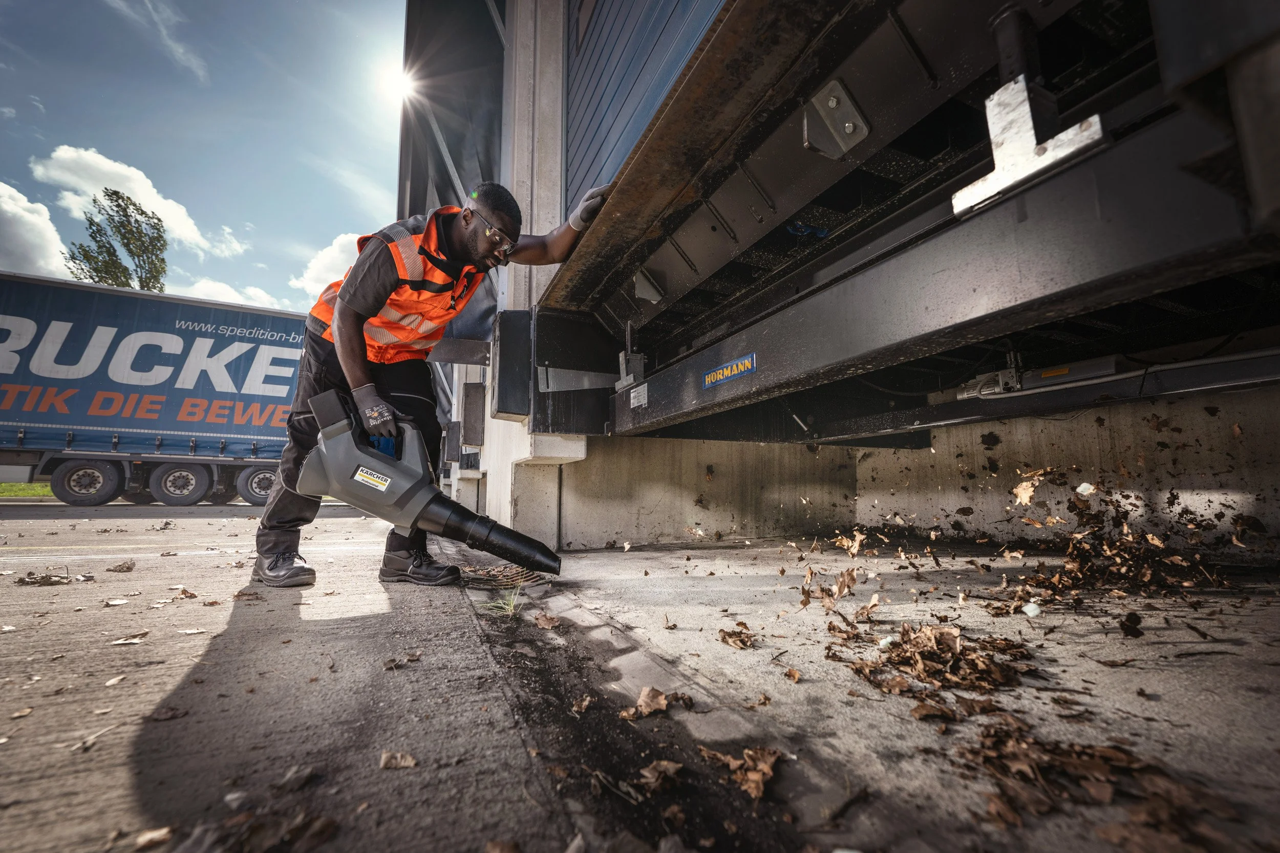LB_930_36_challenge_logistics_traffic_area_loading_dock_app_01_CI25.jpg