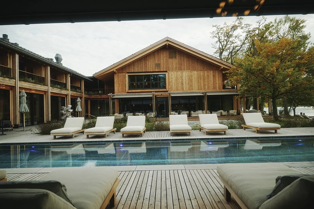 luxusresort-luxuryresort-chiemsee-bavaria-architecture-designhotel-matteothun-woodconstruction-alps-nature-reflection.jpg