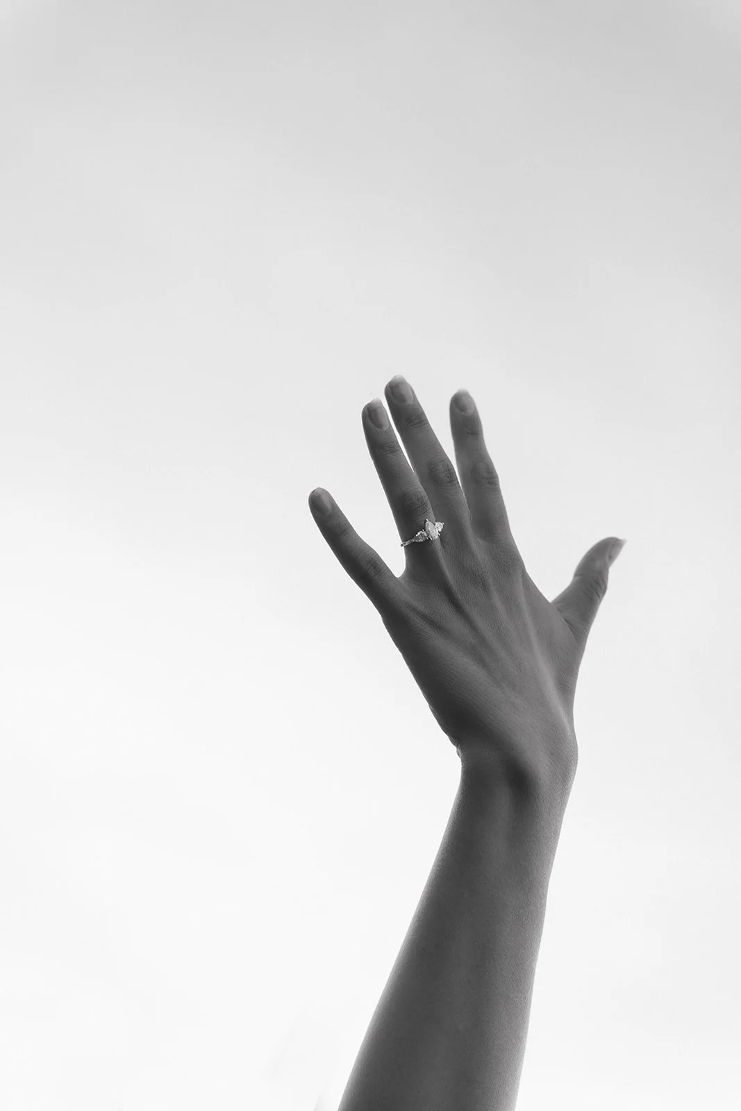 Hand mit Verlobungsring