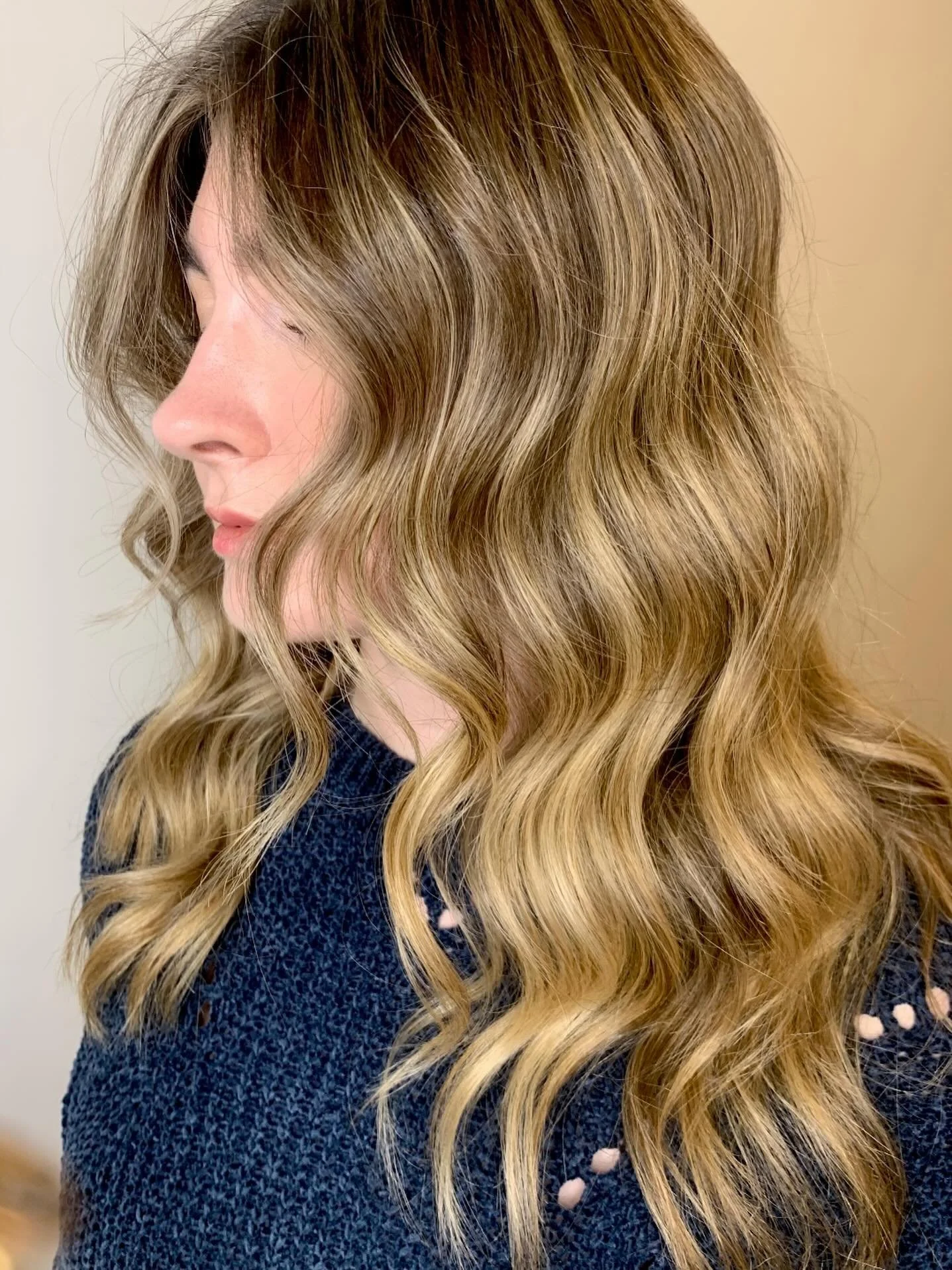 Debbie did it again!⁠
⁠
Teasy lights by @moxiemiller_debbieblonding for that perfectly lived-in #bronde. Soft blend, natural dimension, effortless grow-out.⁠
⁠
#moxiemiller #havealittlemoxie #charlestonsalon #sustainablebeauty