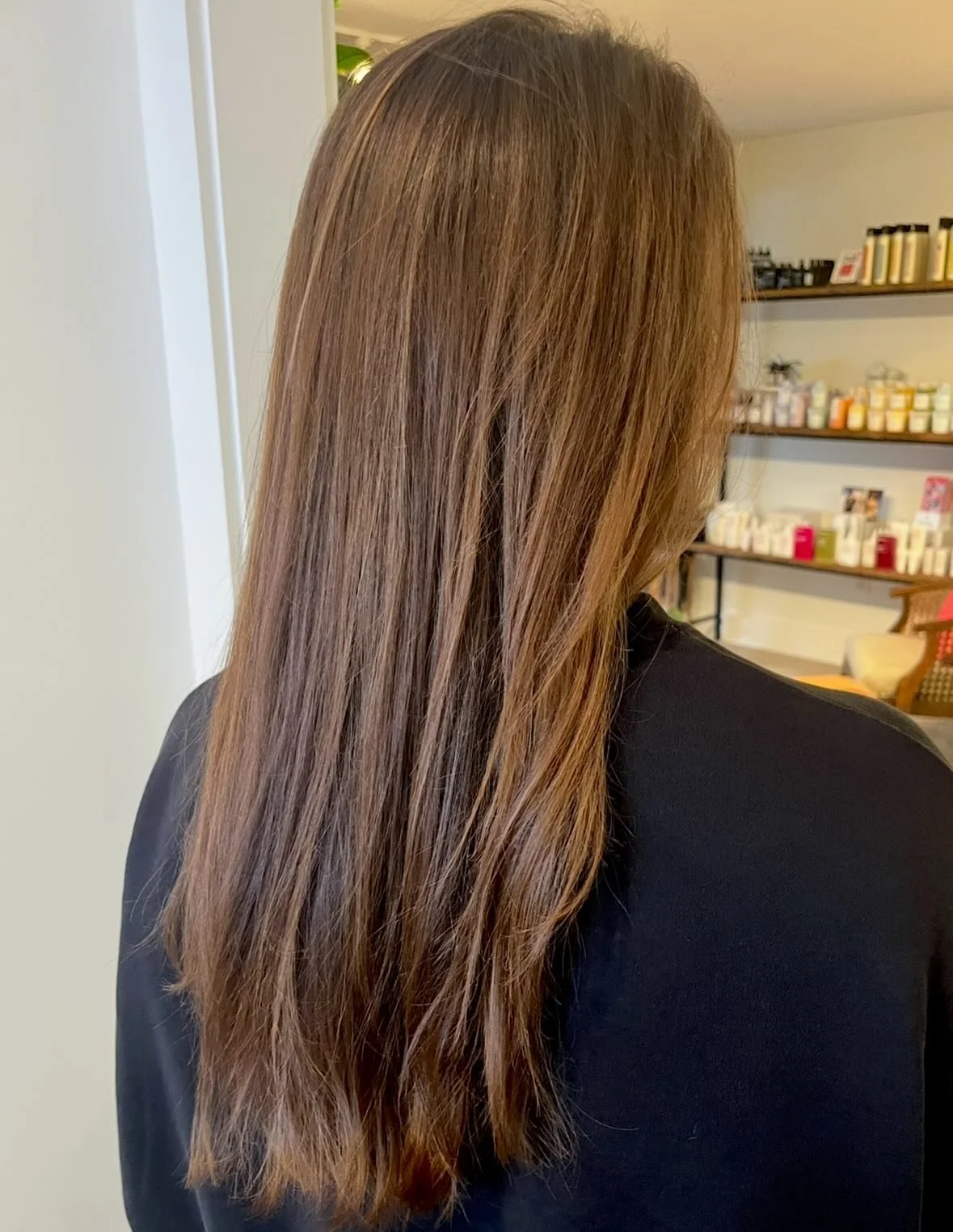 AFTER first 😍 Swipe to see the BEFORE
⁠
Loving her bright ends, but not the grow-out, @thehairweeklybyliz blended her client&rsquo;s hair seamlessly with babylights and teasy lights, then finished with a custom toner and trim ✂️ for an effortless, l