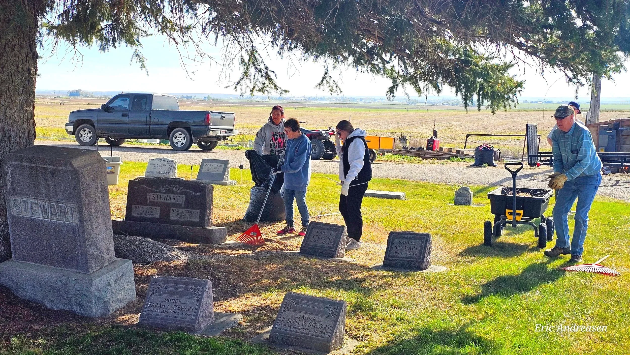 9353+-+Teton+and+Newdale+cleaning+up+cemetery+for+Memorial+Day+3+1000028552.jpg