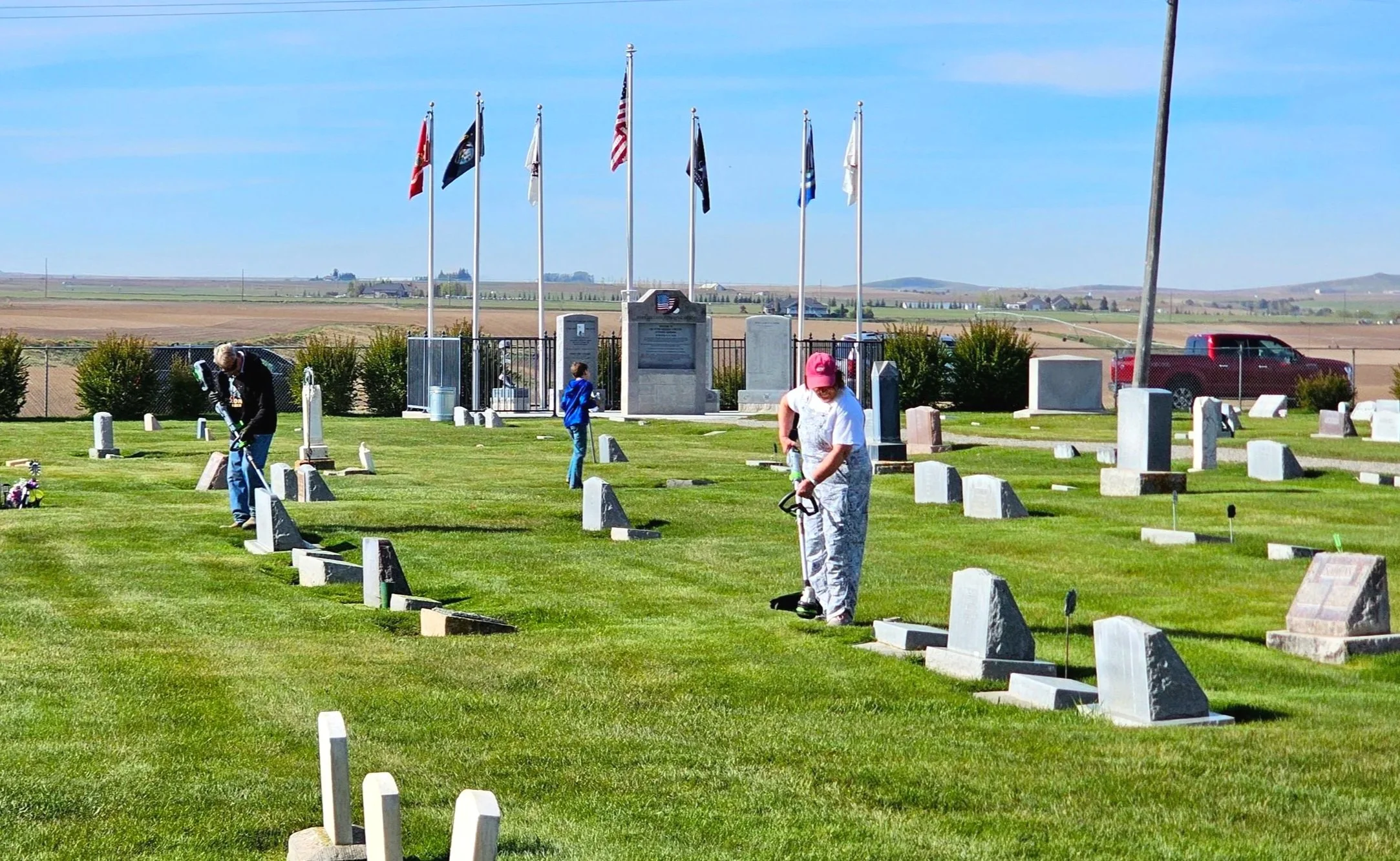 9353+-+Teton+and+Newdale+cleaning+up+cemetery+for+Memorial+Day+4+1000028553.jpg