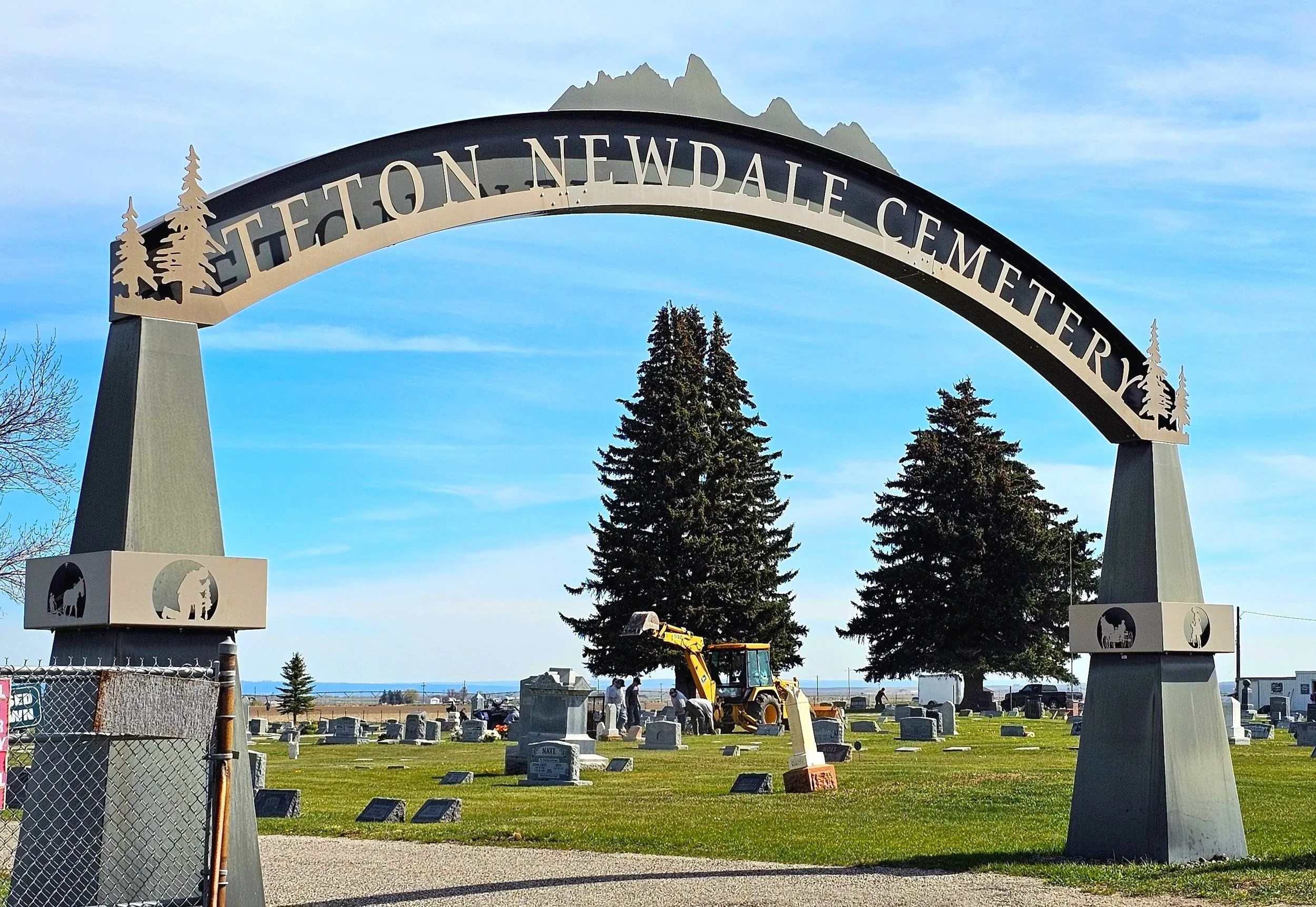 9353+-+Teton+and+Newdale+cleaning+up+cemetery+for+Memorial+Day+2+1000028559.jpg