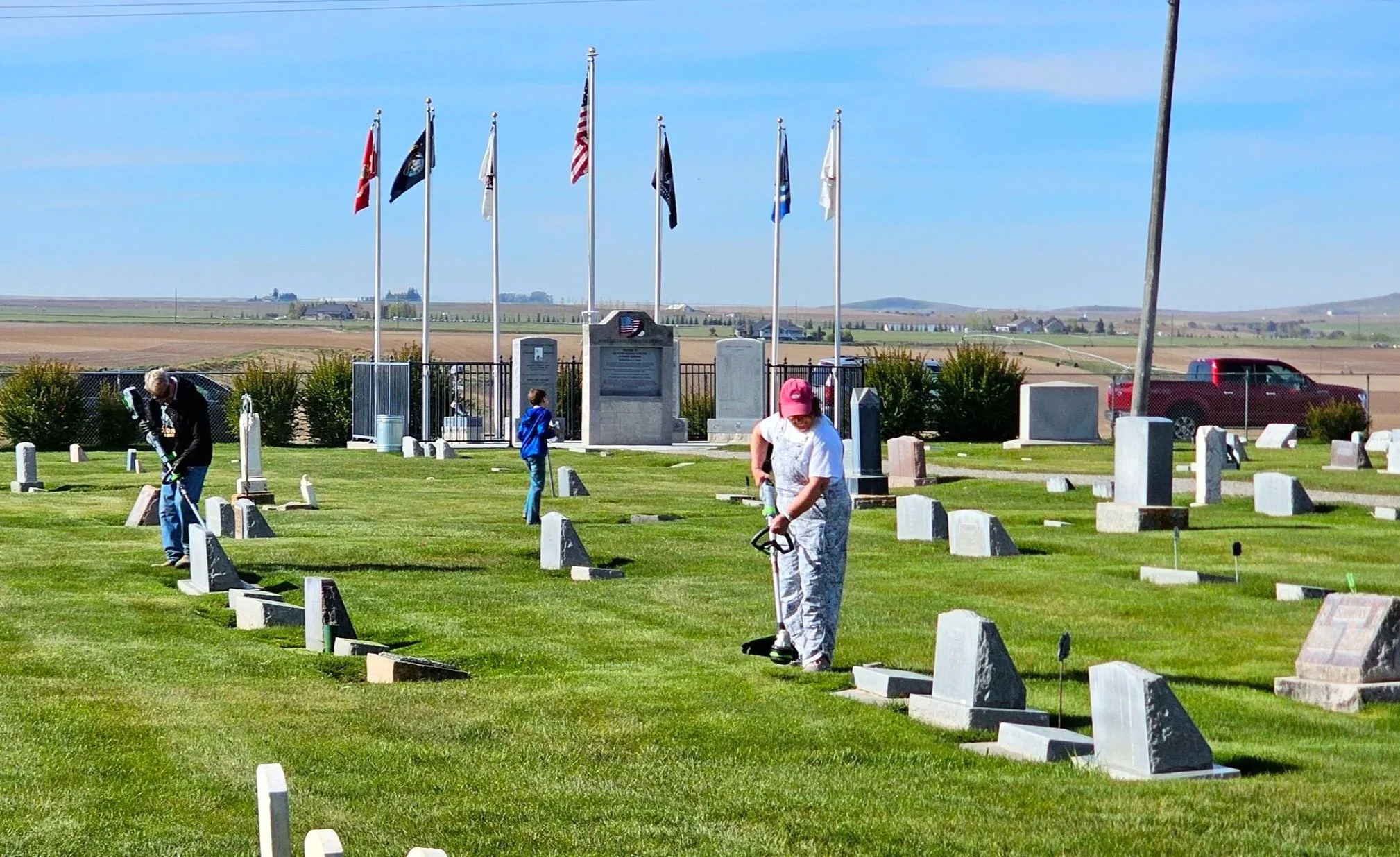 9353+-+Teton+and+Newdale+cleaning+up+cemetery+for+Memorial+Day+4+1000028553.jpg