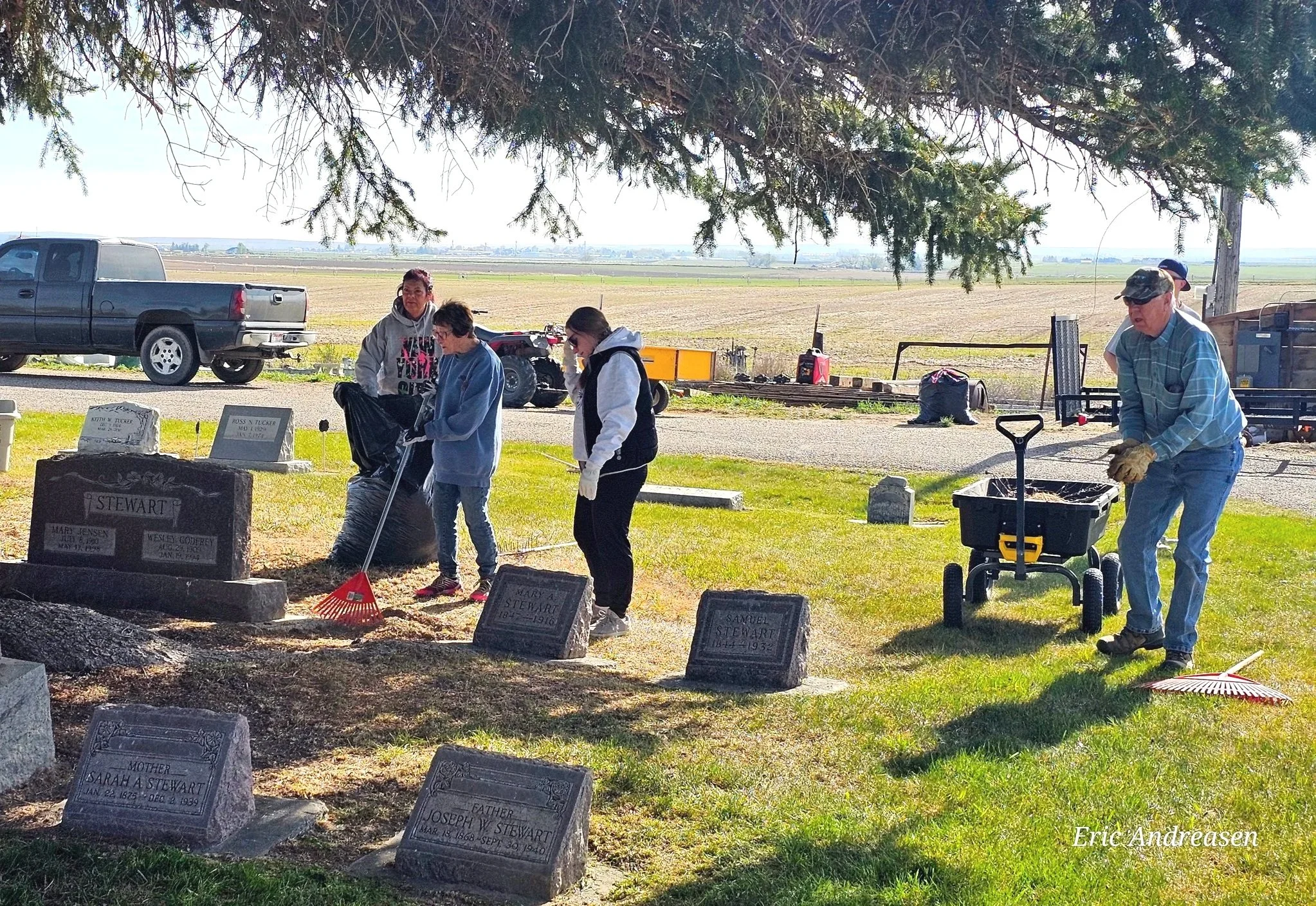 9353+-+Teton+and+Newdale+cleaning+up+cemetery+for+Memorial+Day+3+1000028552.jpg