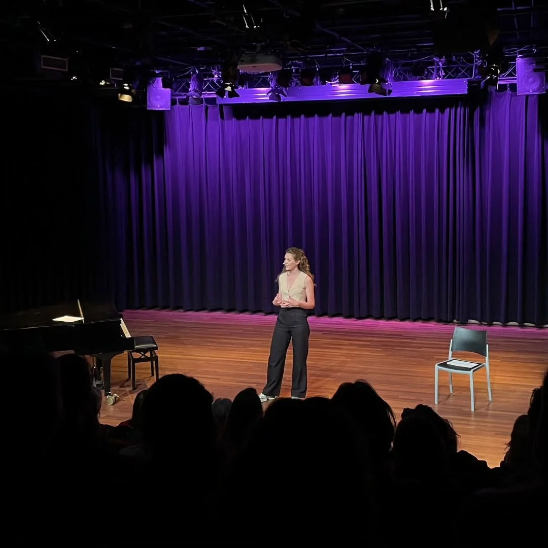 In augustus mag ik 5x De Dwarsfluit spelen in @scala.amsterdam en daar heb ik heel veel zin in! Op 1, 2, 9, 15 en 16 augustus kun je met een goed gevuld buikje naar mij en andere geweldige acts komen kijken. Tickets via link in bio.