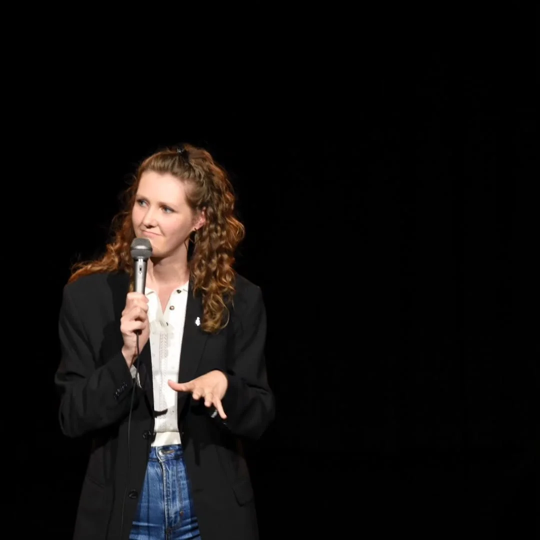 Na het hele land doorgereisd te hebben afgelopen week, sta ik deze week 2x! in mijn stadsie Utrecht! En dat gebeurt niet zo vaak. Vrijdag mag ik 40 minuten cabaret knallen in @stadsbrouwerijroodnoot. En dan krijg je voor datzelfde geld ook de show va