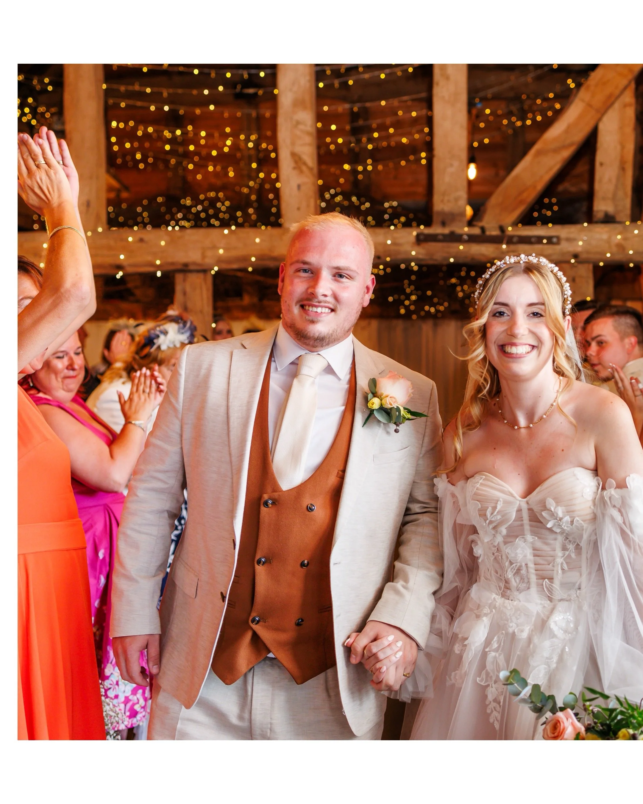 I&rsquo;ve seen lots of posts asking about twilight weddings and what to expect and whether it&rsquo;s a good idea, so I figured I&rsquo;d give an example from a real twilight wedding at The Barnyard. My personal opinion is it&rsquo;s a fantastic cho