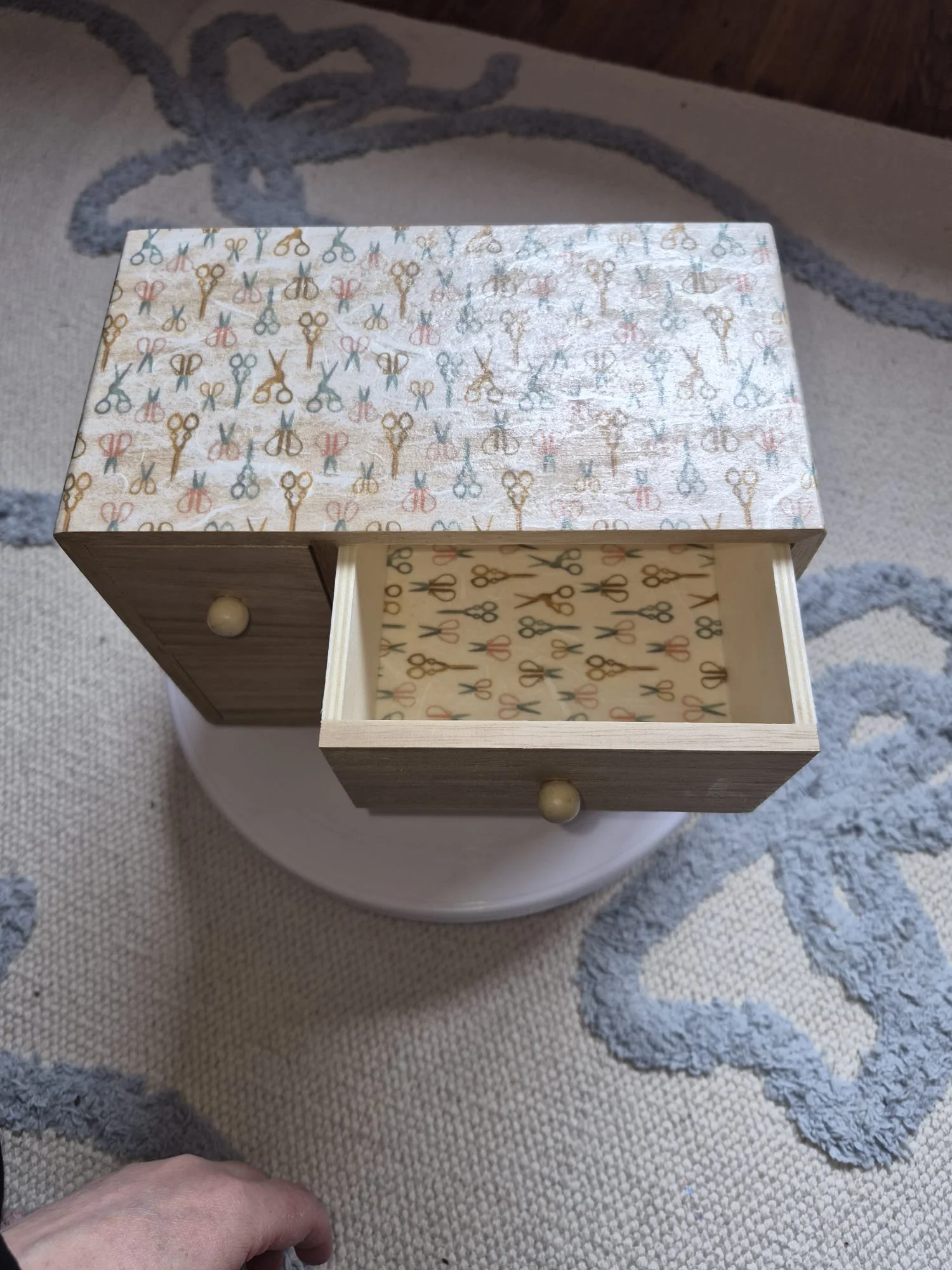 Scissors - Top right drawer open.jpeg