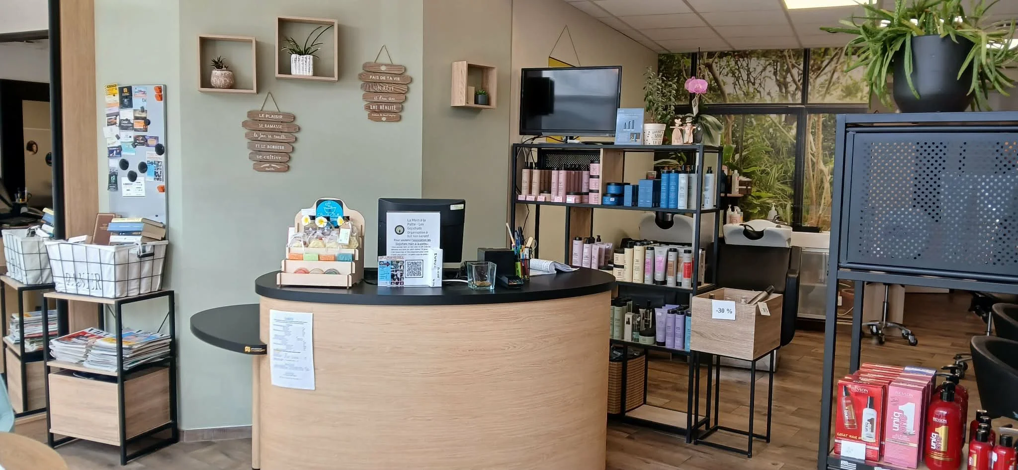 Une transformation qui redonne vie au mobilier professionnel dans ce salon de coiffure