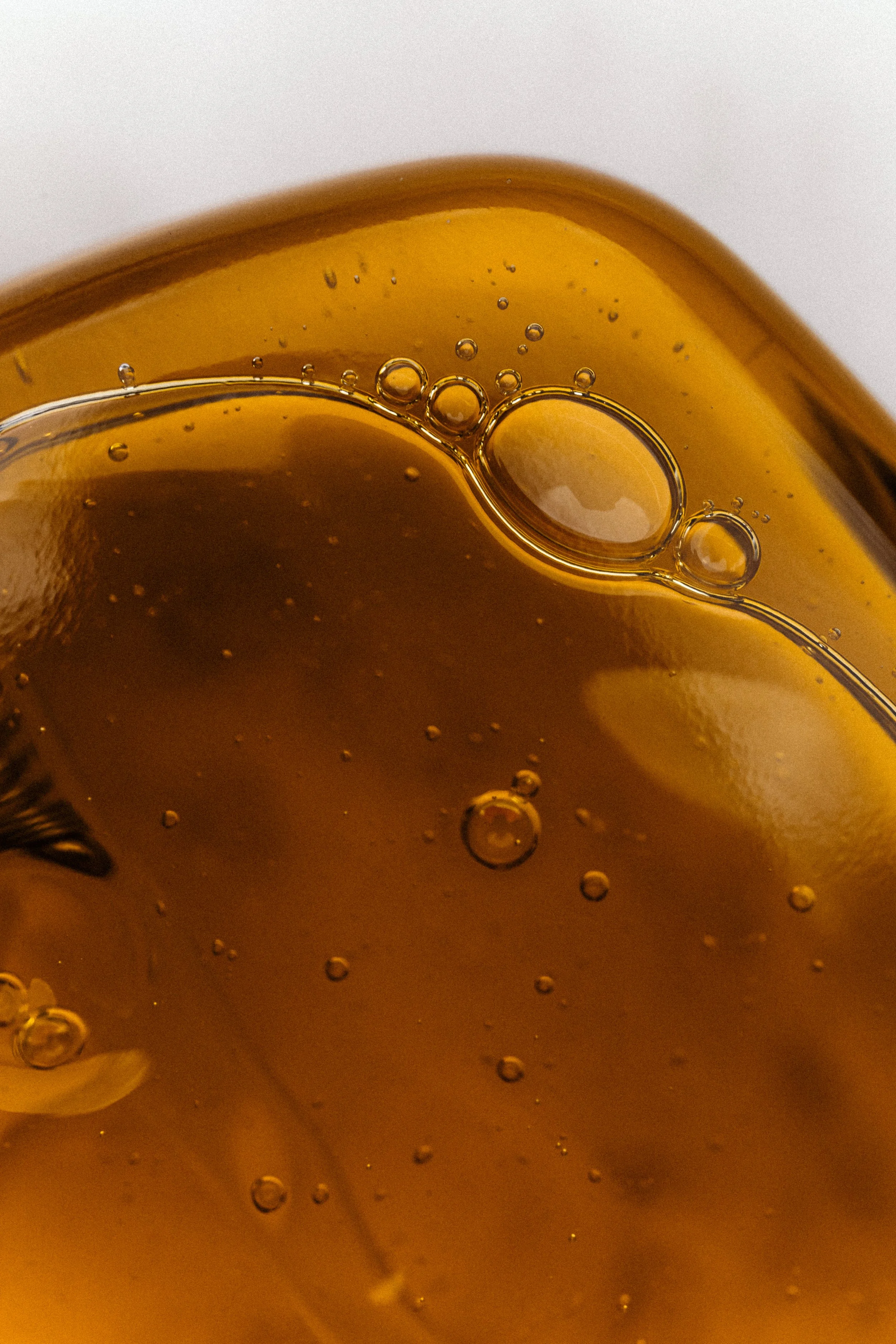 kaboompics_glass-textures-and-liquid-bubbles-macro-backgrounds-for-beauty-and-skincare-brands-37130.jpg