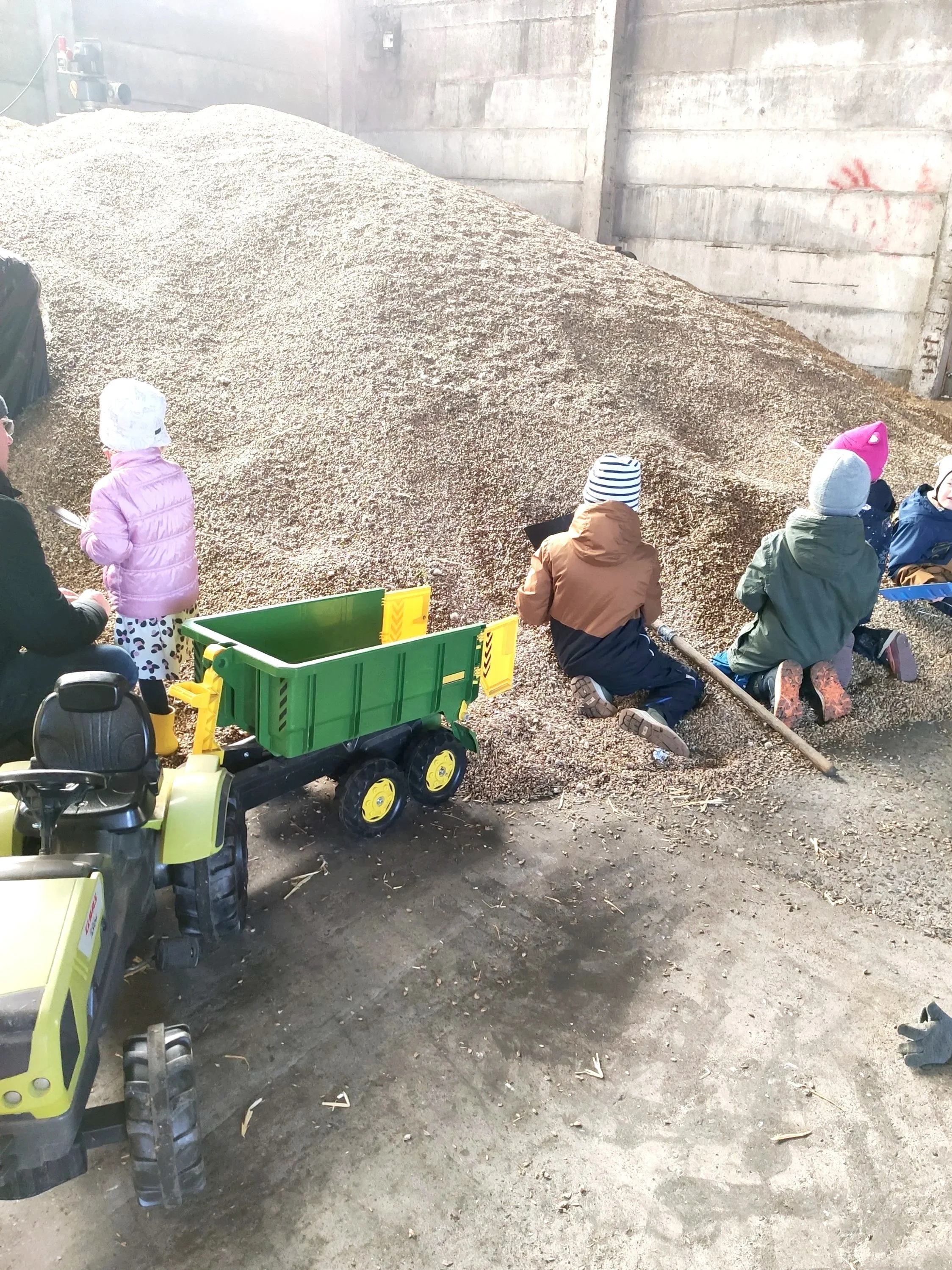 Die Kinder haben Spaß im Getreidehaufen.