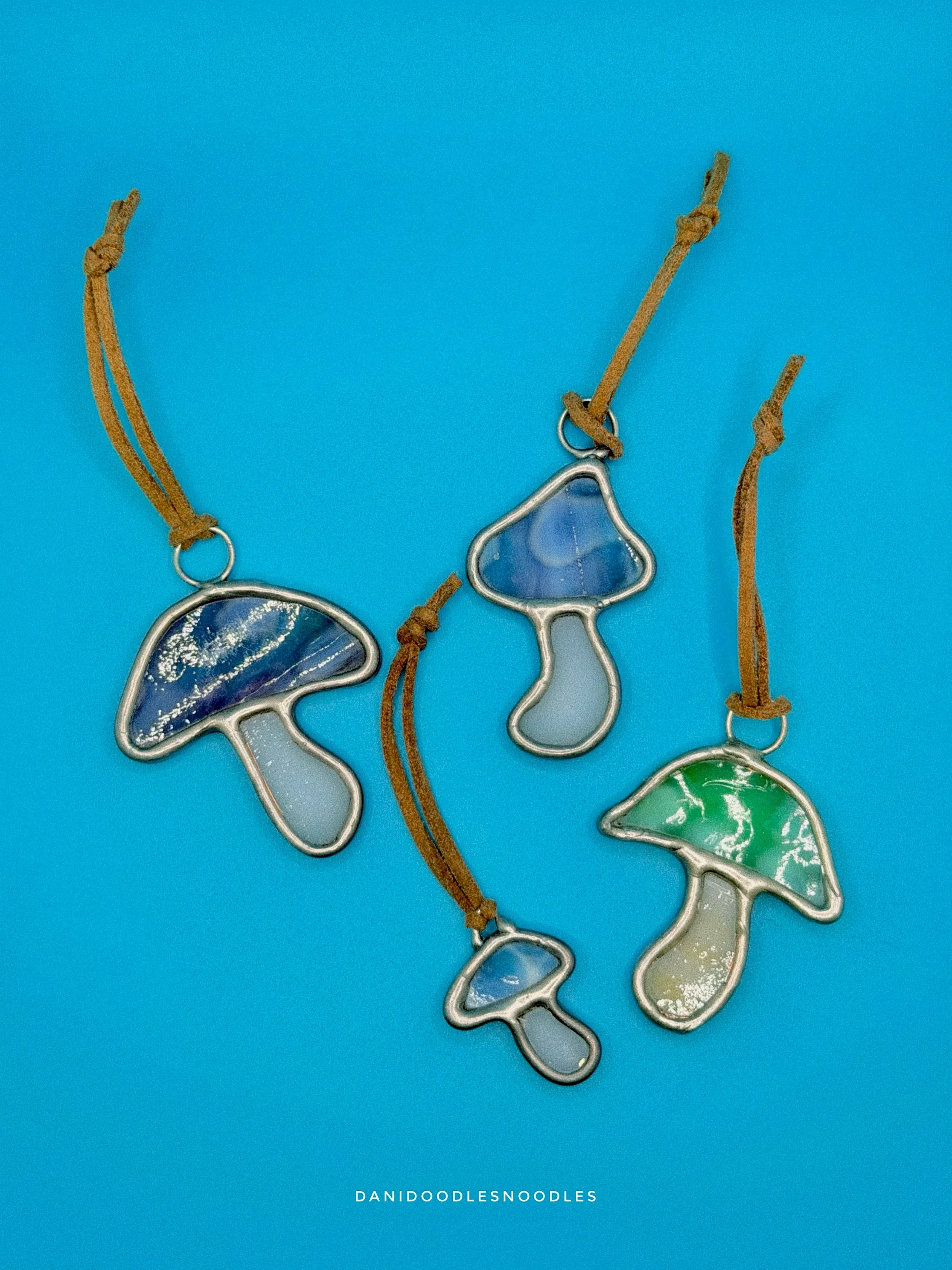 Wee mushrooms! 🍄&zwj;🟫 
Photo by @ohhey.joseph 🫶

#mushroomart #stainedglasscharm #montrealartist #copperfoil