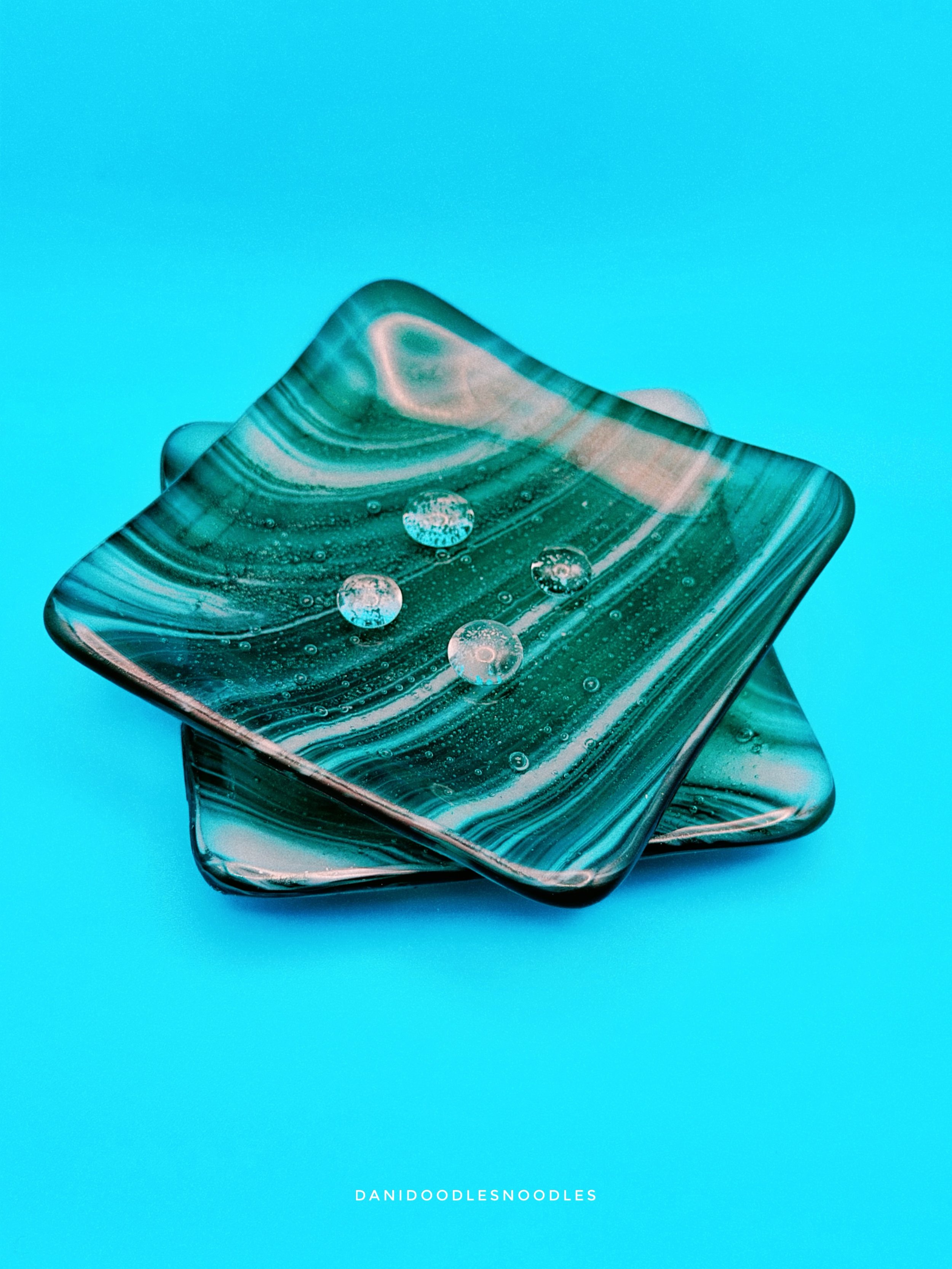Can&rsquo;t get over how clear frit balls can be so unassuming, yet still so gorgeous. Paired with @oceansideglass &lsquo;s Aurora, the balls look like dew drops!

Photos by @ohhey.joseph