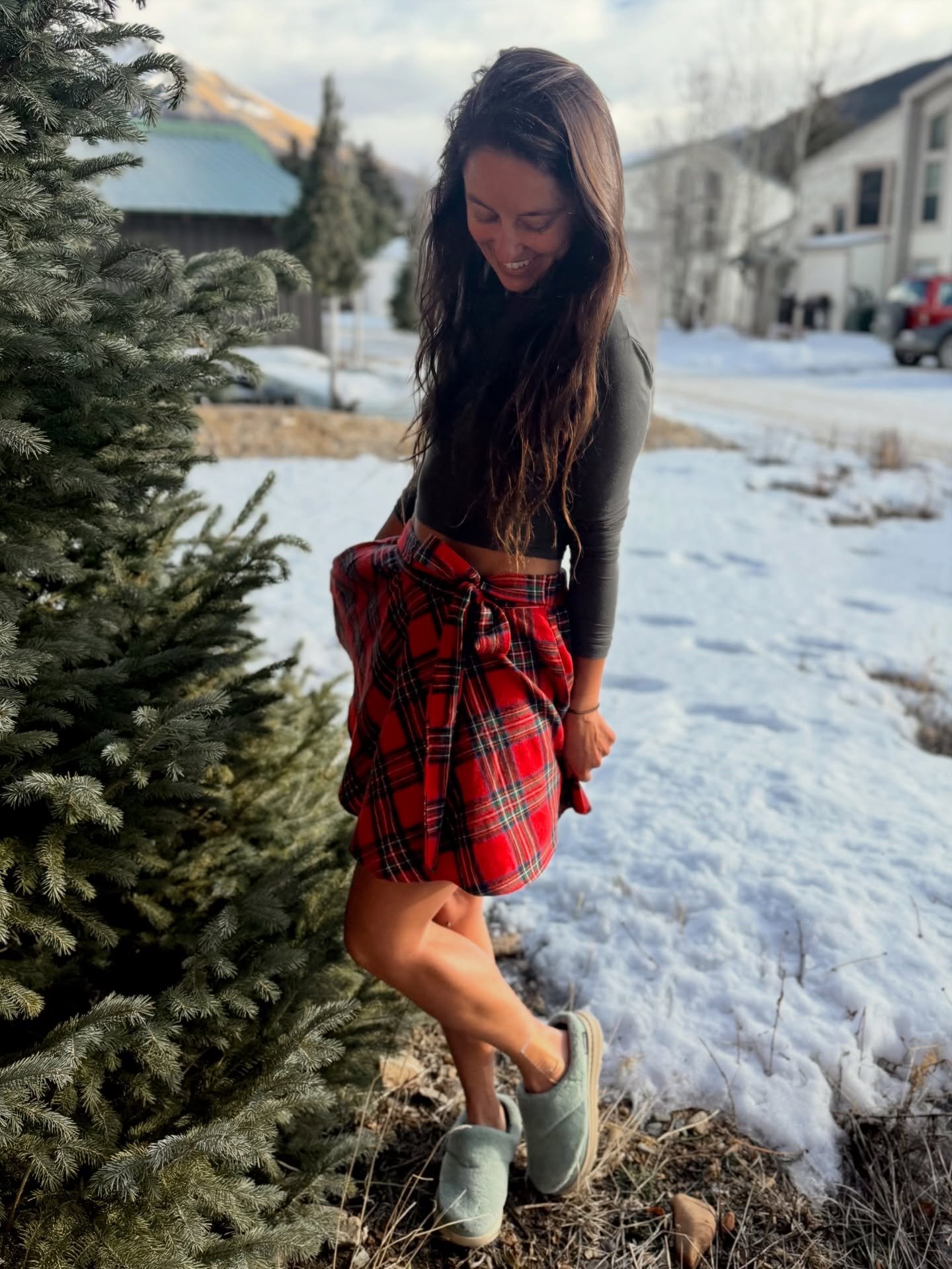 Doing some last minute shopping or looking for a cozy shoe this winter? Look no farther! The @merrell Hut Moc 2 Slide is the perfect slipper for running around the house, or meandering around in the yard, awaiting the holiday festivities! 

#sponsore