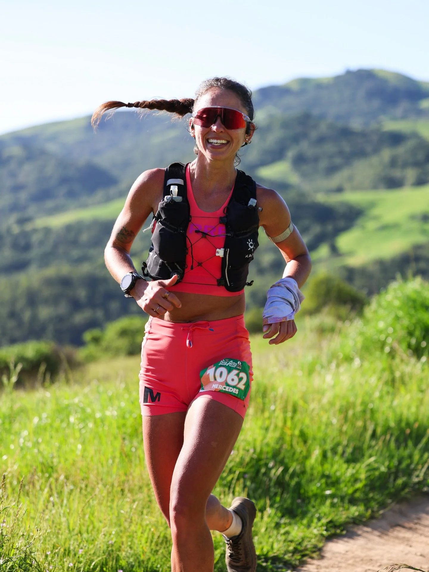 Turns out my friend @callie_alice isn&rsquo;t only an amazing runner, she&rsquo;s a fantastic photographer too! 📸 So happy to see you out there!

Hot and dirty race recap:
-It was warm: great heat training for my next race!
-Average HR: 172, max 182