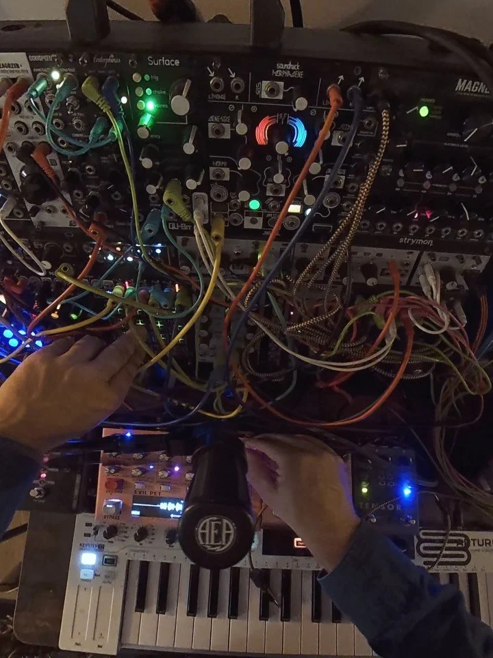 Same patch 2 different ideas. With or without Saxophone?

@strymonengineering @ribbonmics @daddariowoodwinds @henriselmerparis @fraptools @squarpinstruments @makenoisemusic 

#jazz #electronicmusic #saxophone #improvised #bass #paris