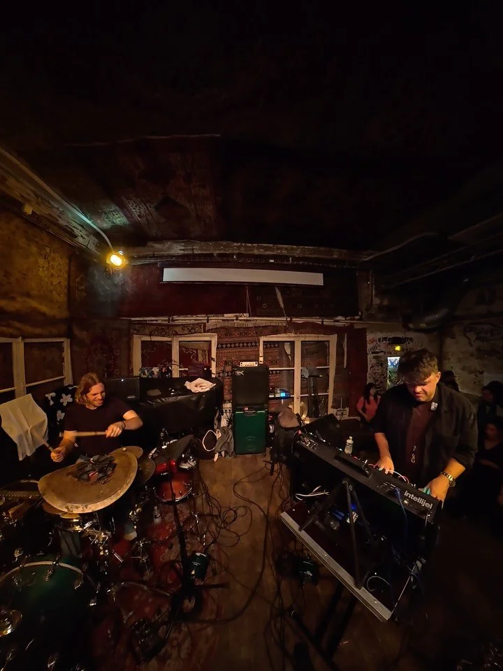 A few clips from @la_gare_le_gore last weekend with @antoninviolot Thanks to everyone who came out! All sound from camera mics. Sorry!

New single coming out Nov. 14th!! 

@djiglobal @osmo_global @dji 

#jazz #techno #jungle #dnb #saxophone #drums #l