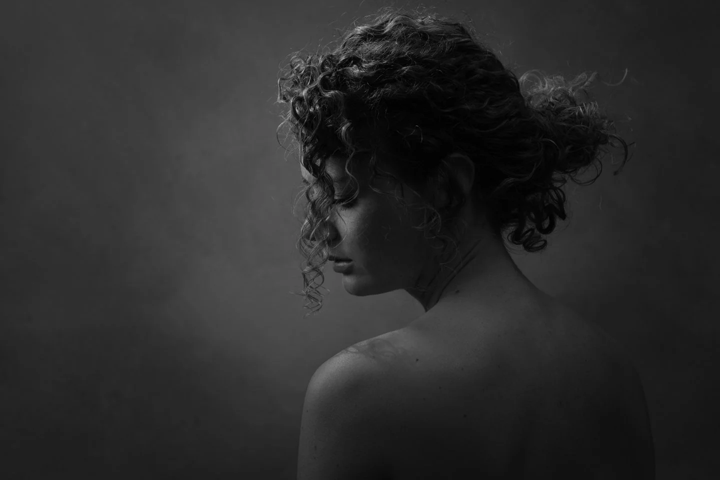 Portret van Jorinde in mijn studio | Michiel Heijmans Fotografie