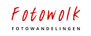 Logo met de tekst 'Fotowolk Fotowandelingen' in rode en zwarte letters.