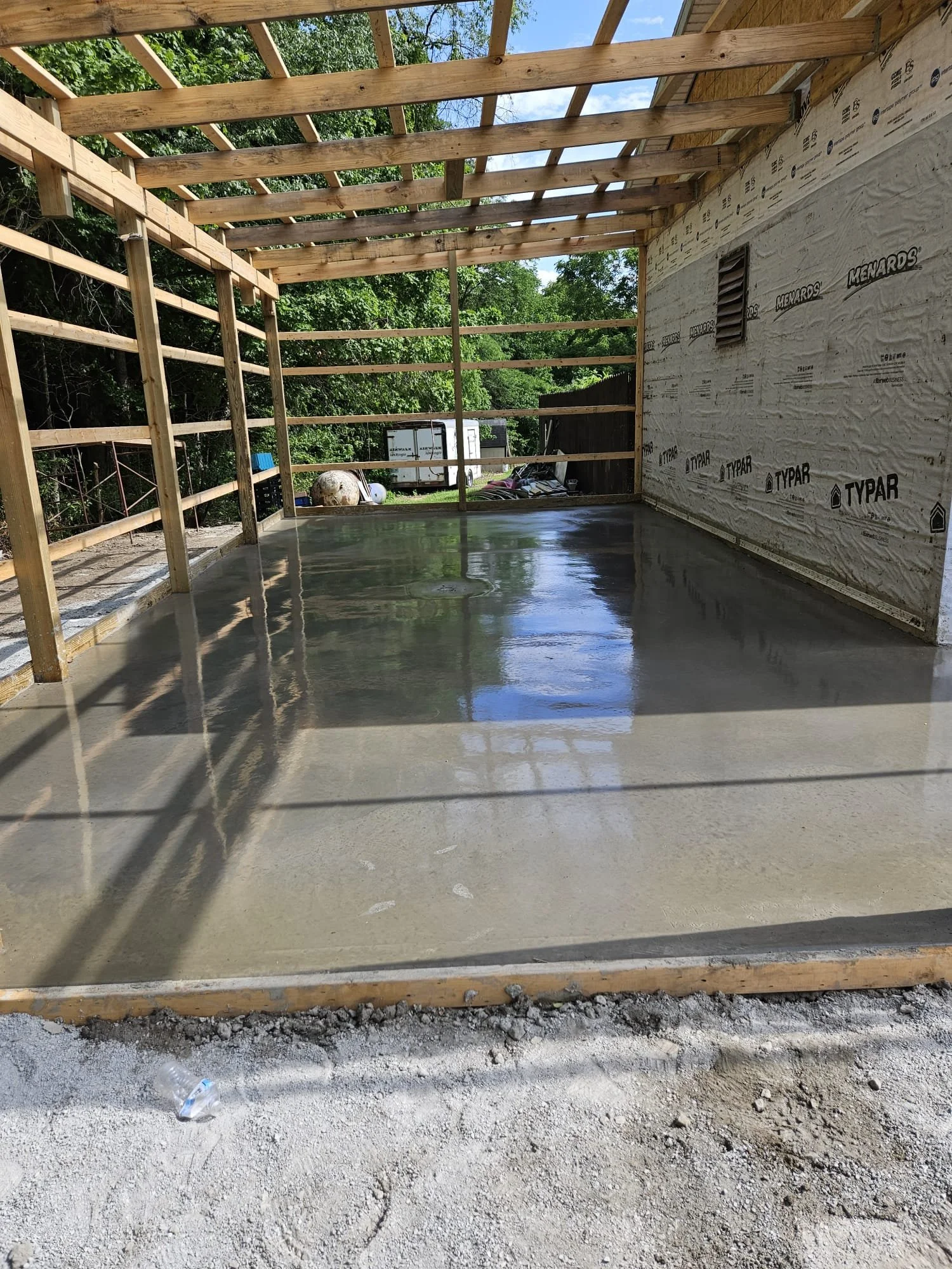 Un técnico de Oranssi trabaja en el proyecto de un techo