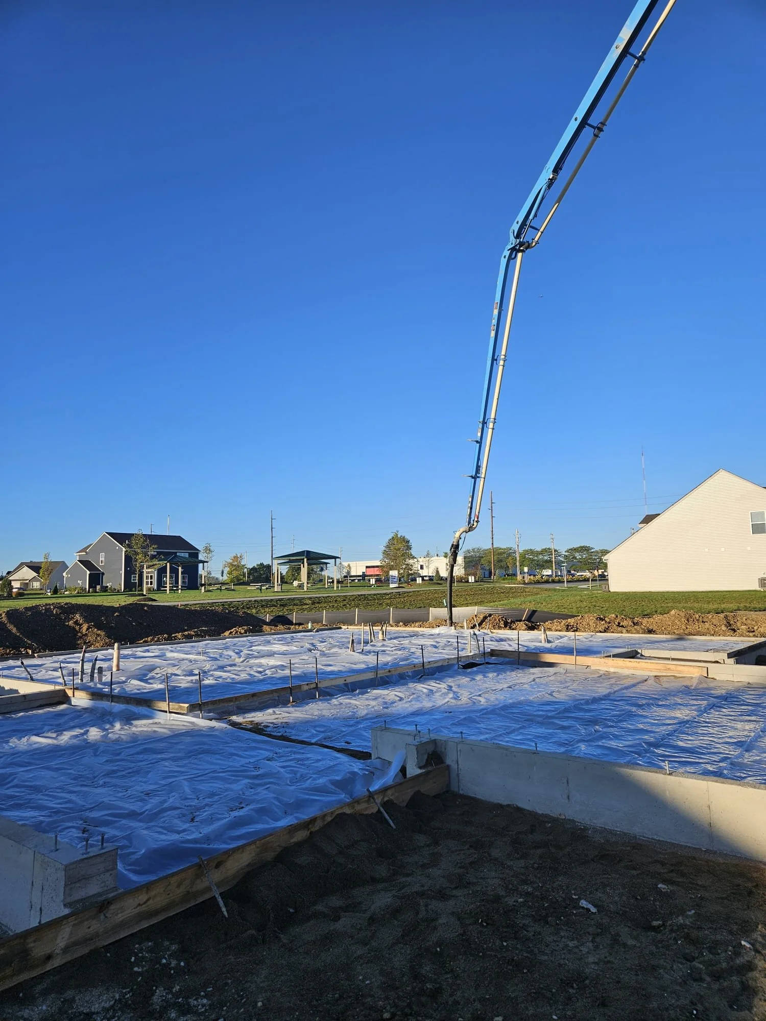 Un carpintero de Oranssi utiliza la sierra de mesa