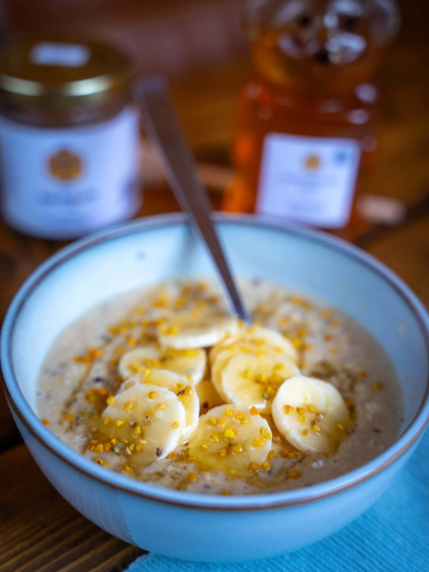 Breakfast of champions 🐝

Oats
Black chai
Milk
Bee pollen
Banana
Finished with a generous drizzle of our wildflower honey 🤤

Sweet, nourishing, and guaranteed to start the day right.