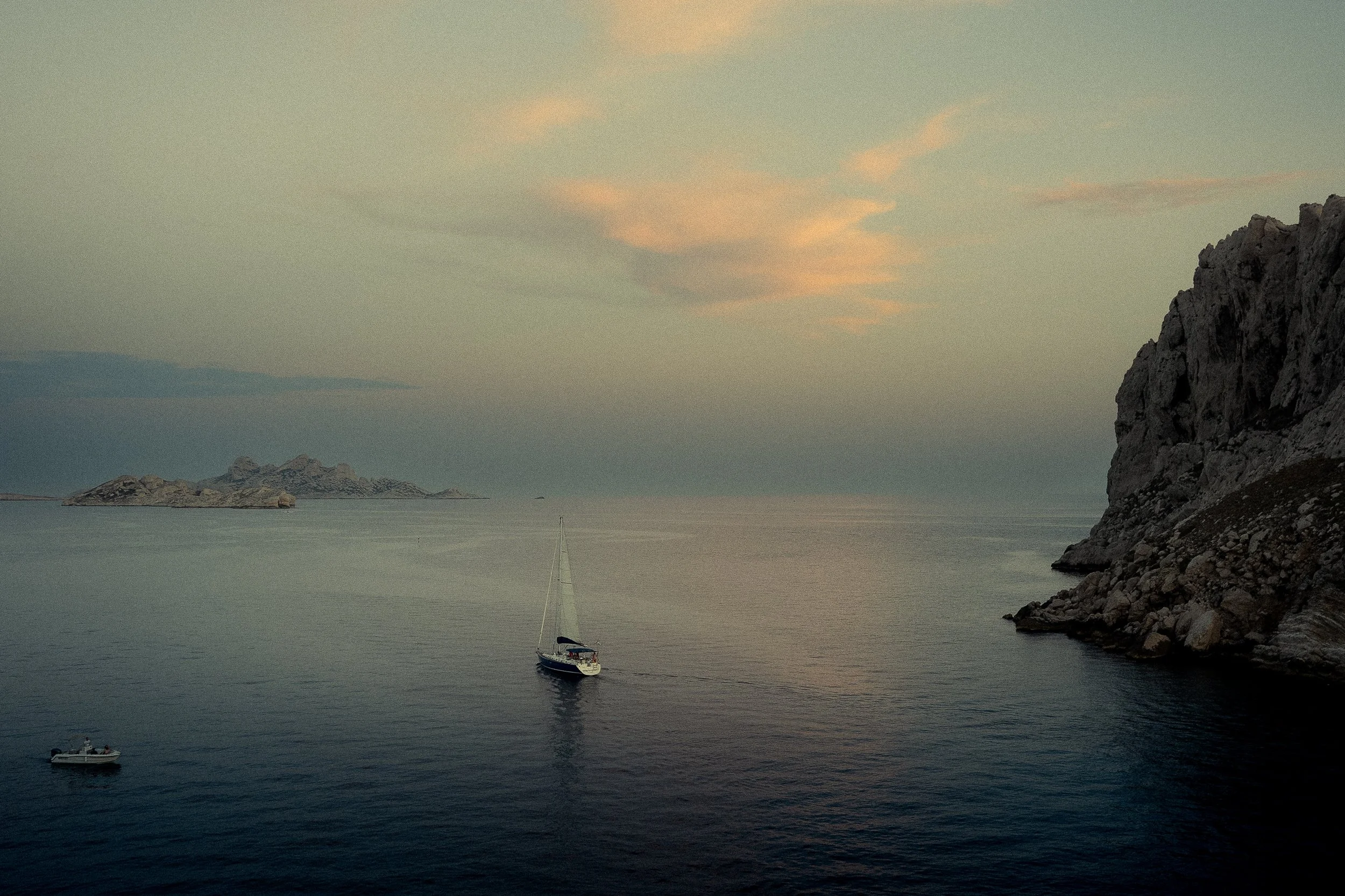 paysage avec un bateau qui navigue sur l'eau