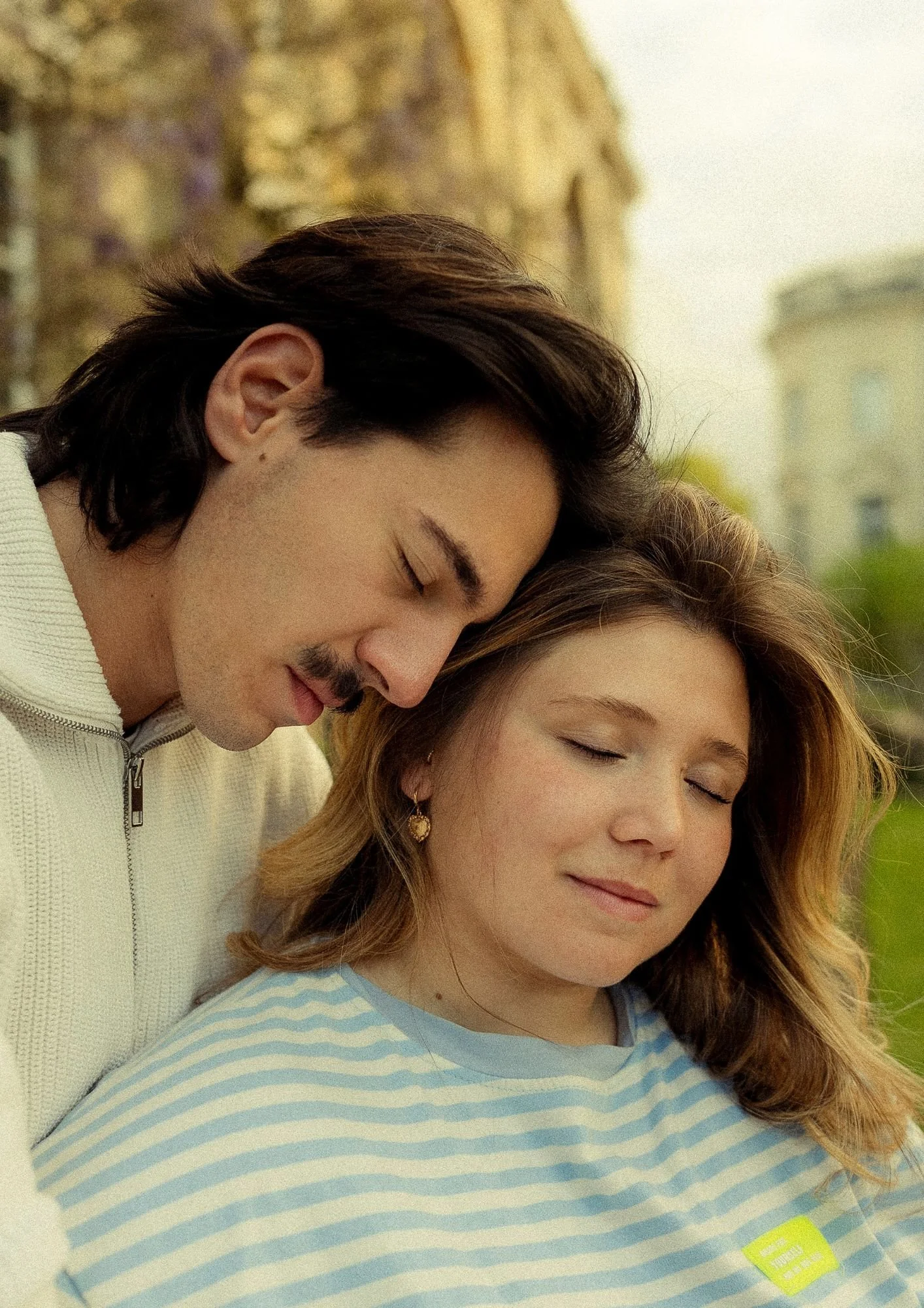 un couple les yeux fermés tête contre tête 