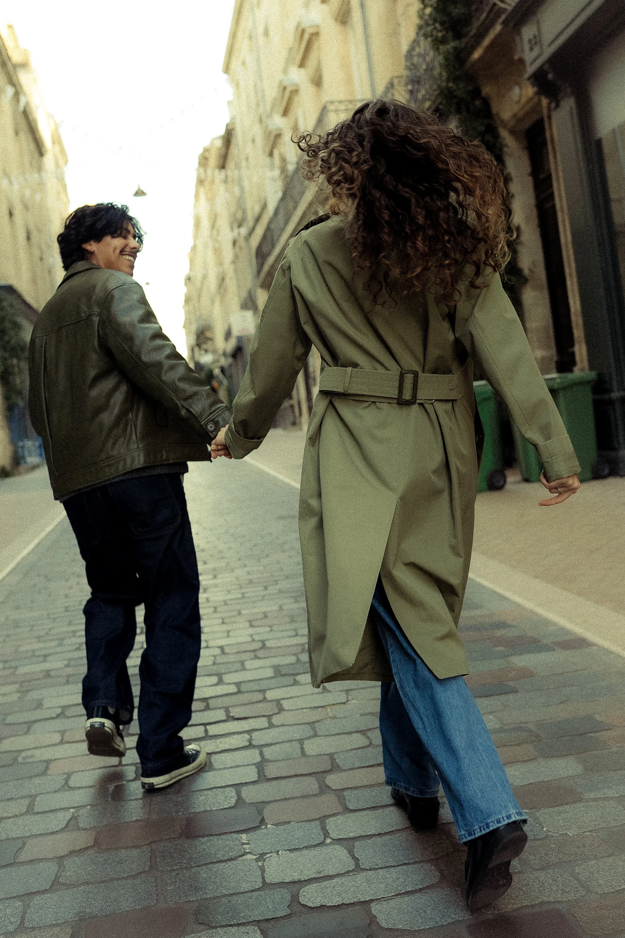 couple qui se tient la ain et qui court dans les rue de bordeaux en france