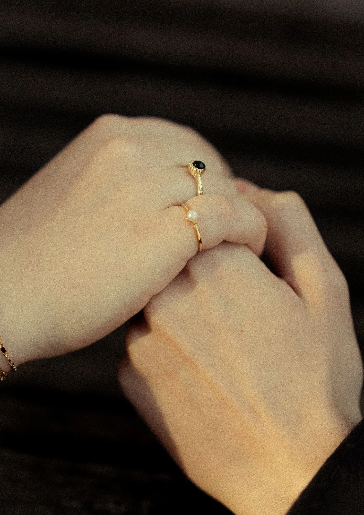 un couple se tient par la main 