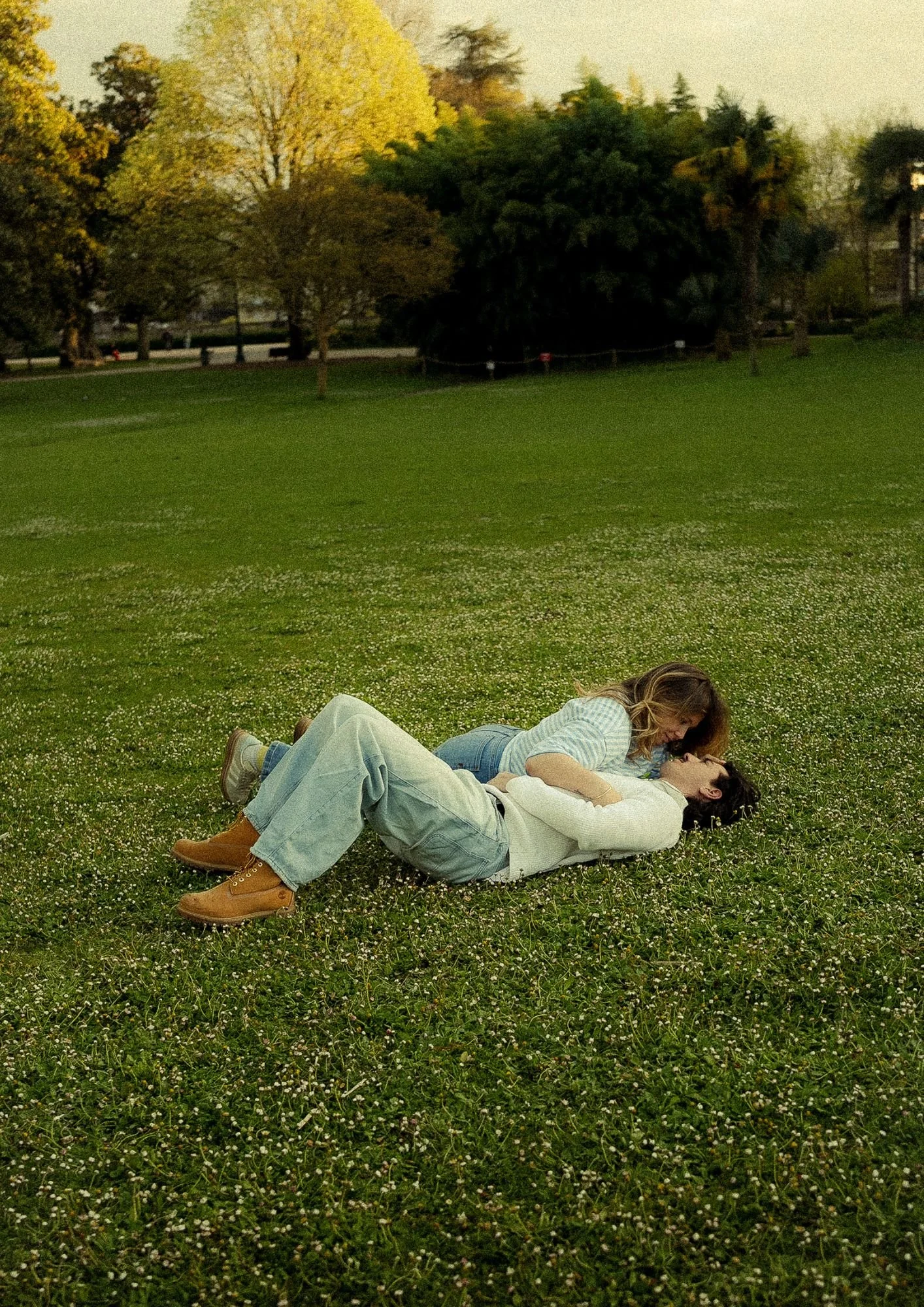 couple amoureux allongé dans l'herbe 