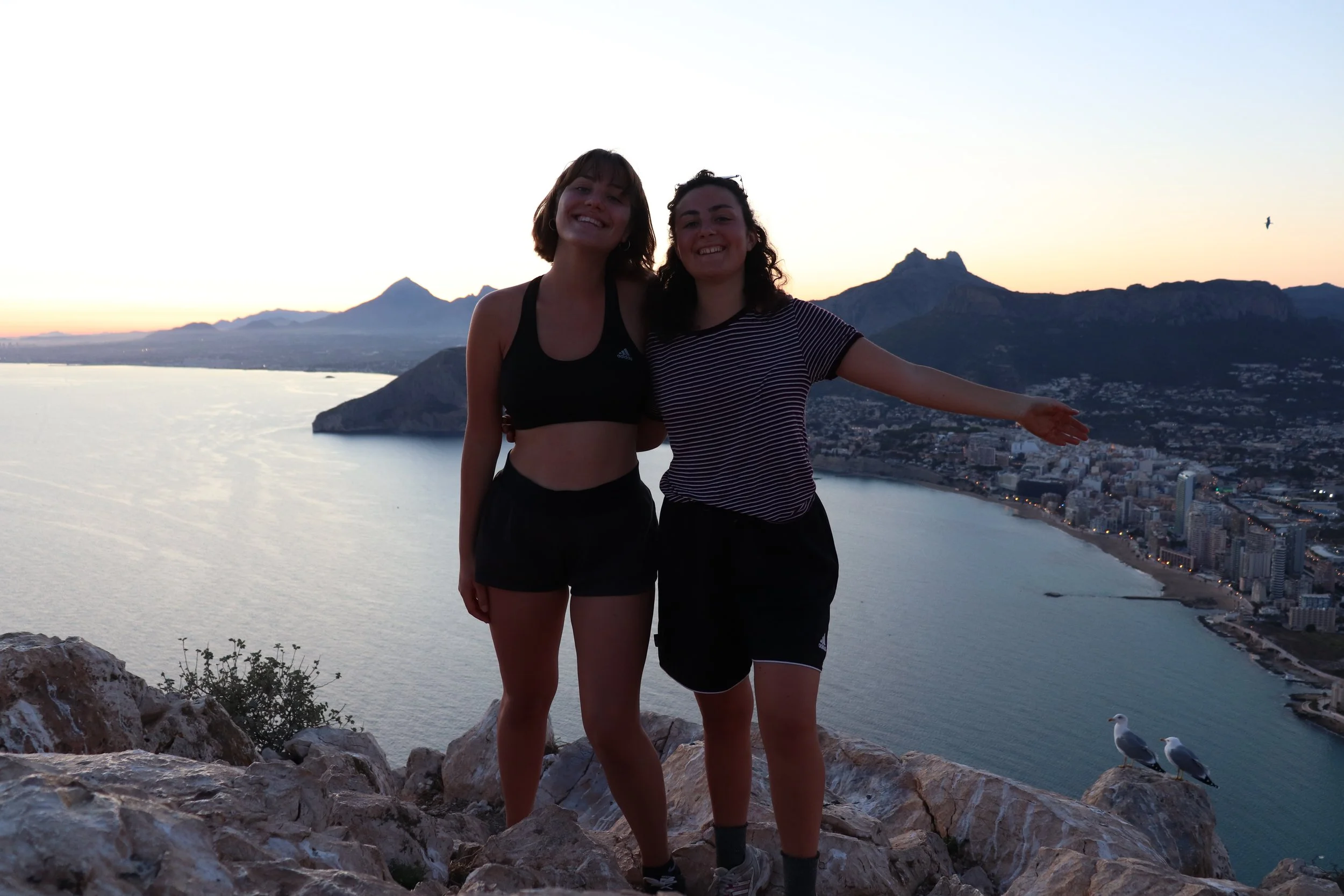 deux filles en haut d'une montagne avec la mère en contre bas