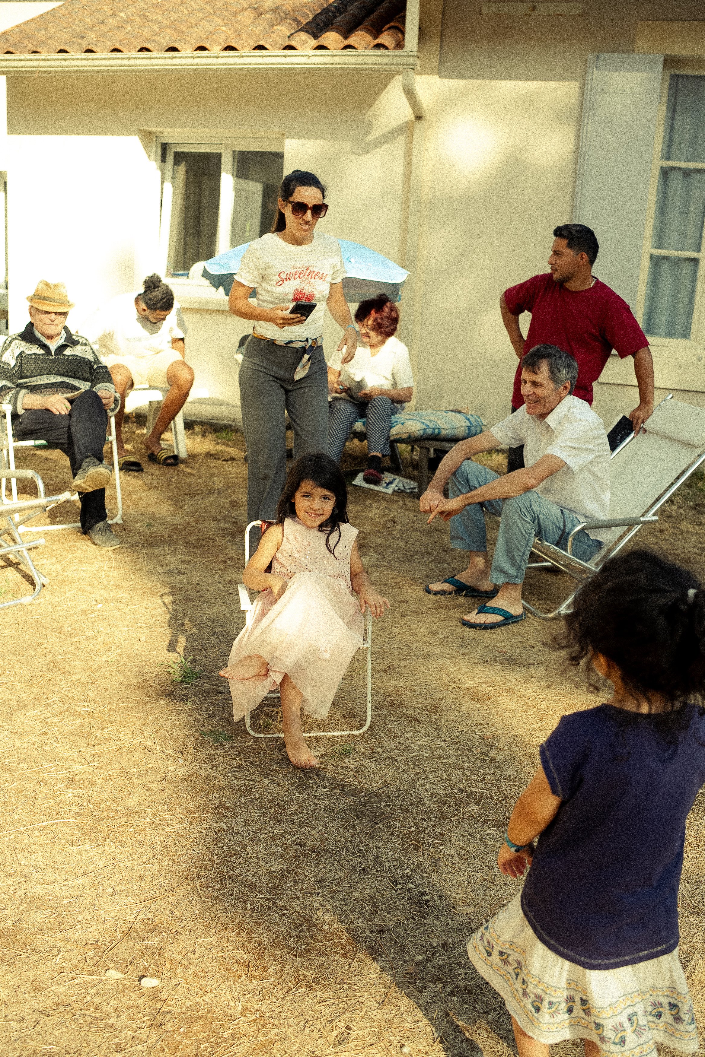 toute la famille assis dans le jardin 
