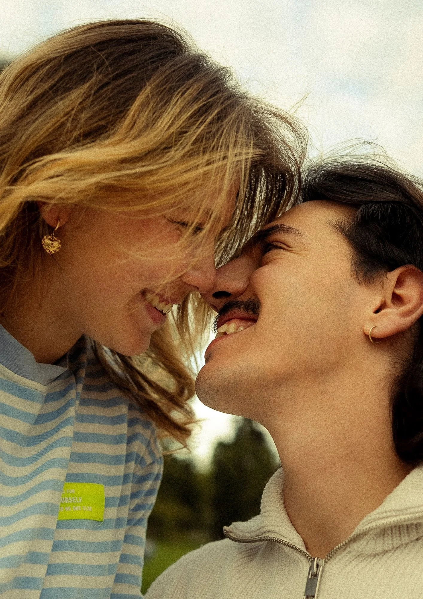 couple amoureux qui sourit en se regardant