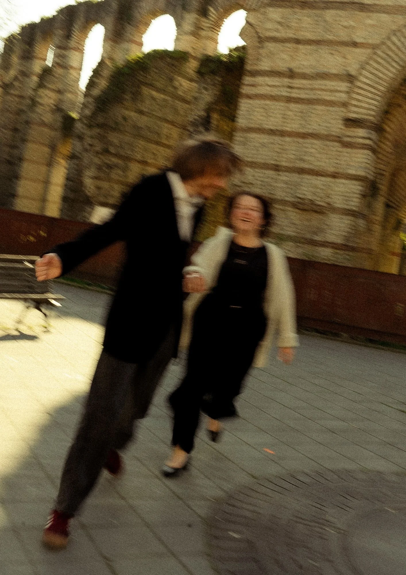 couple qui court en rigolant 