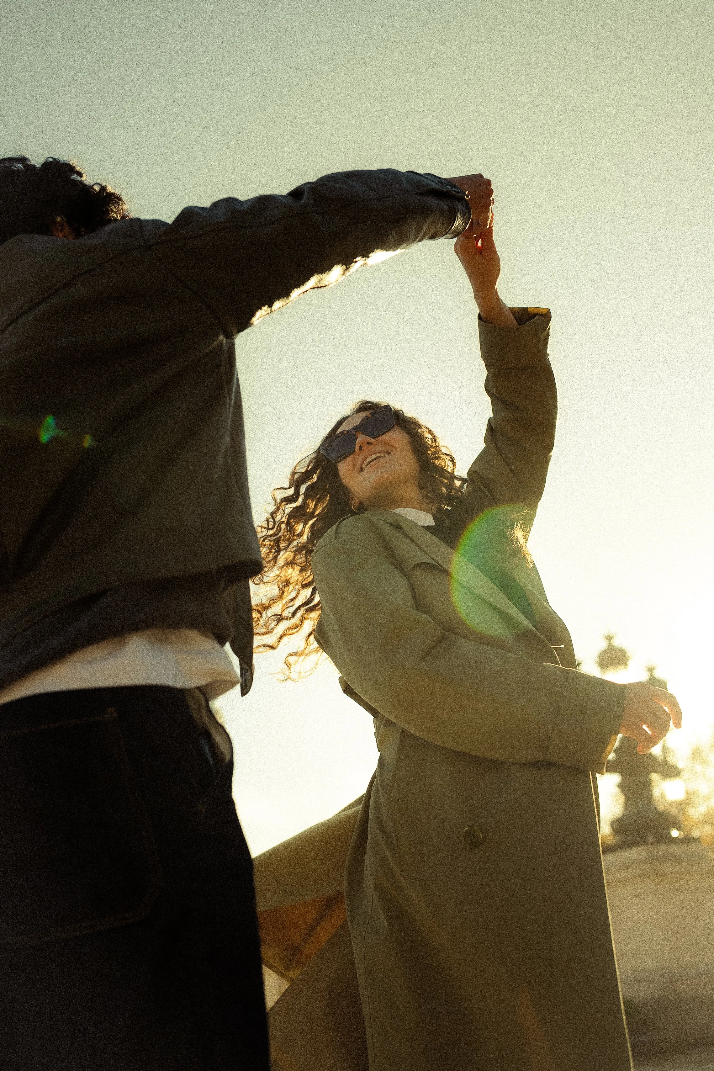 un homme fait danser sa femme dans le soleil à bordeaux