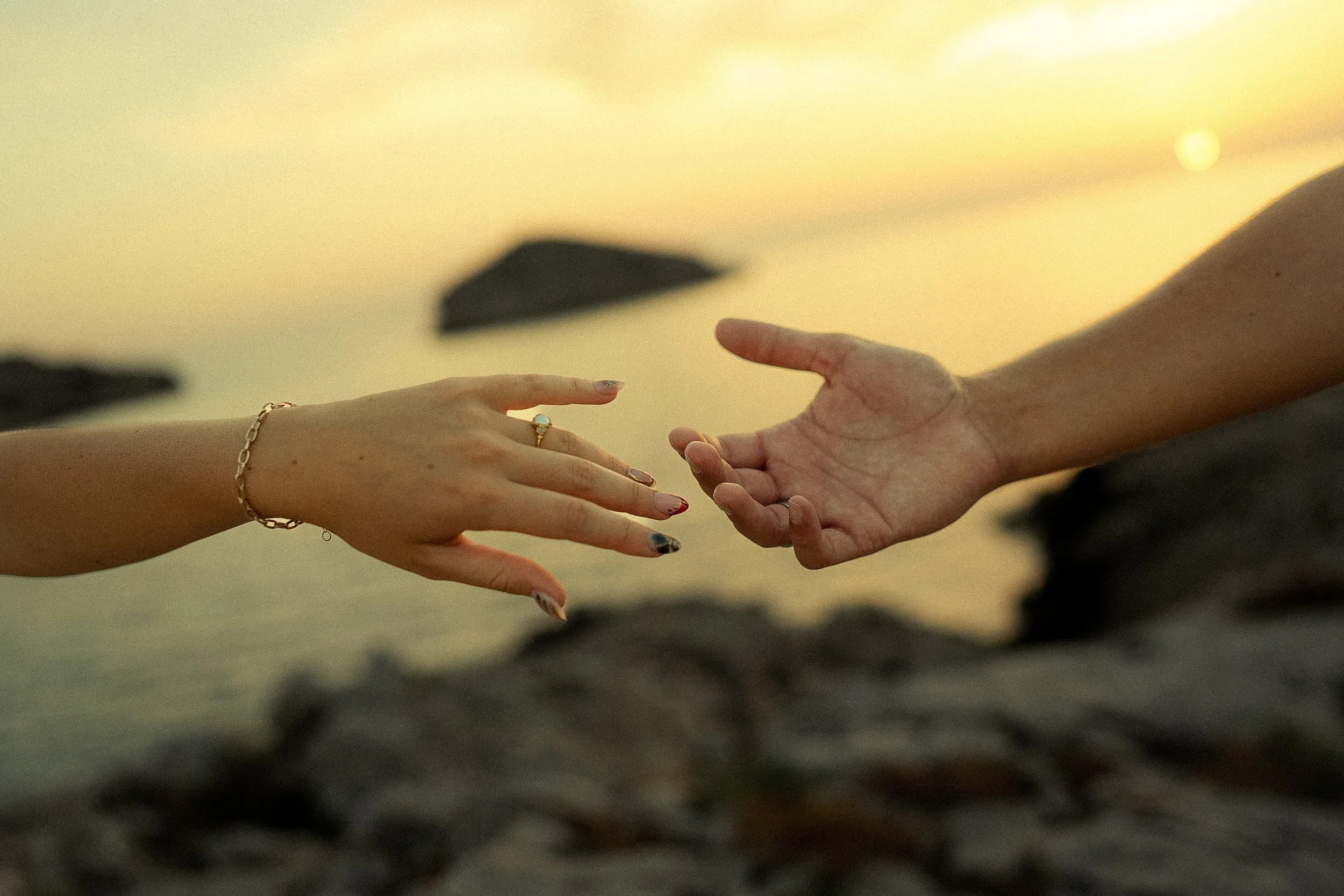deux mains qui se touchent presque 