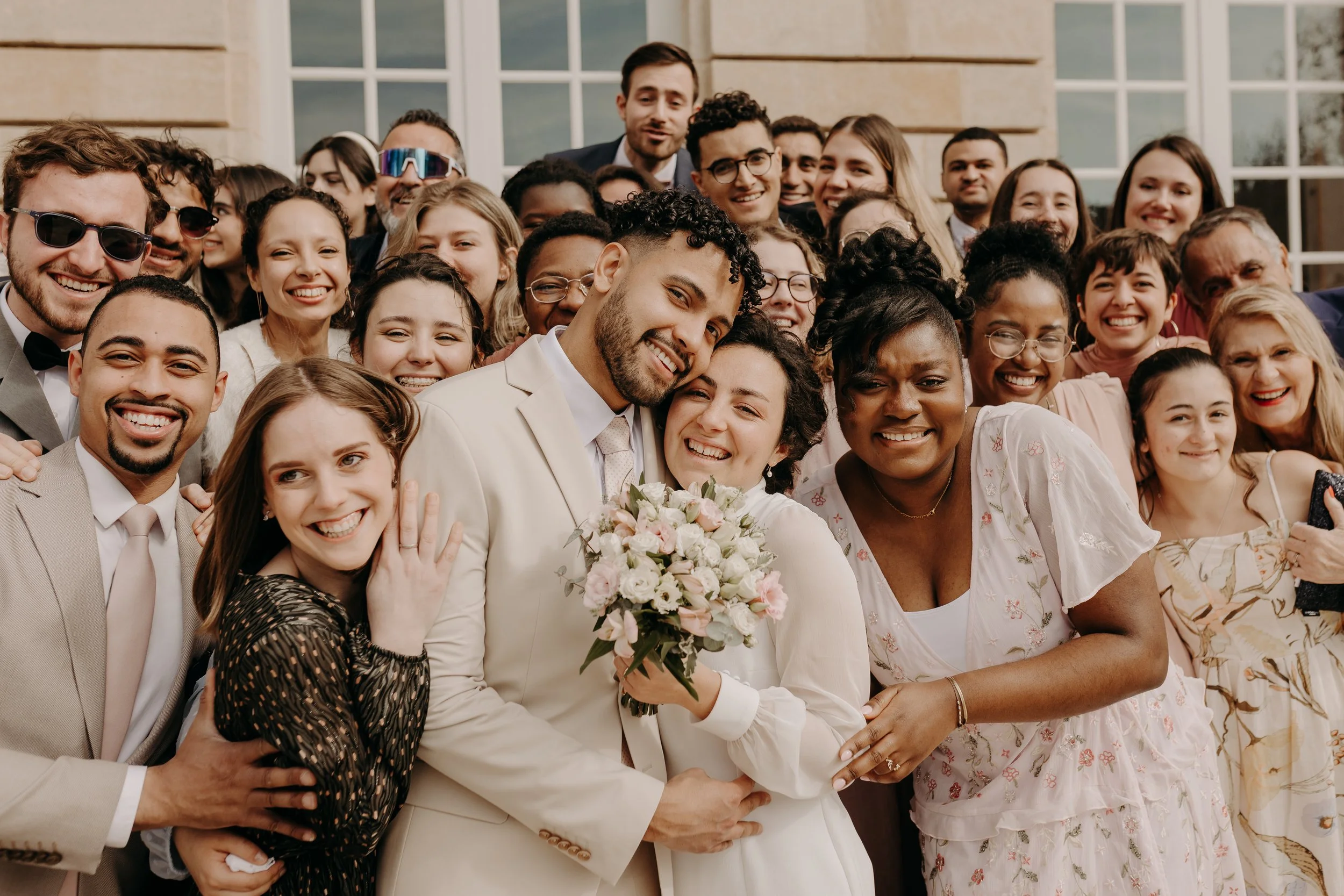 moi maiwenn la photographe de ce site internet dans les bras de mon mari le jour de notre mariage
