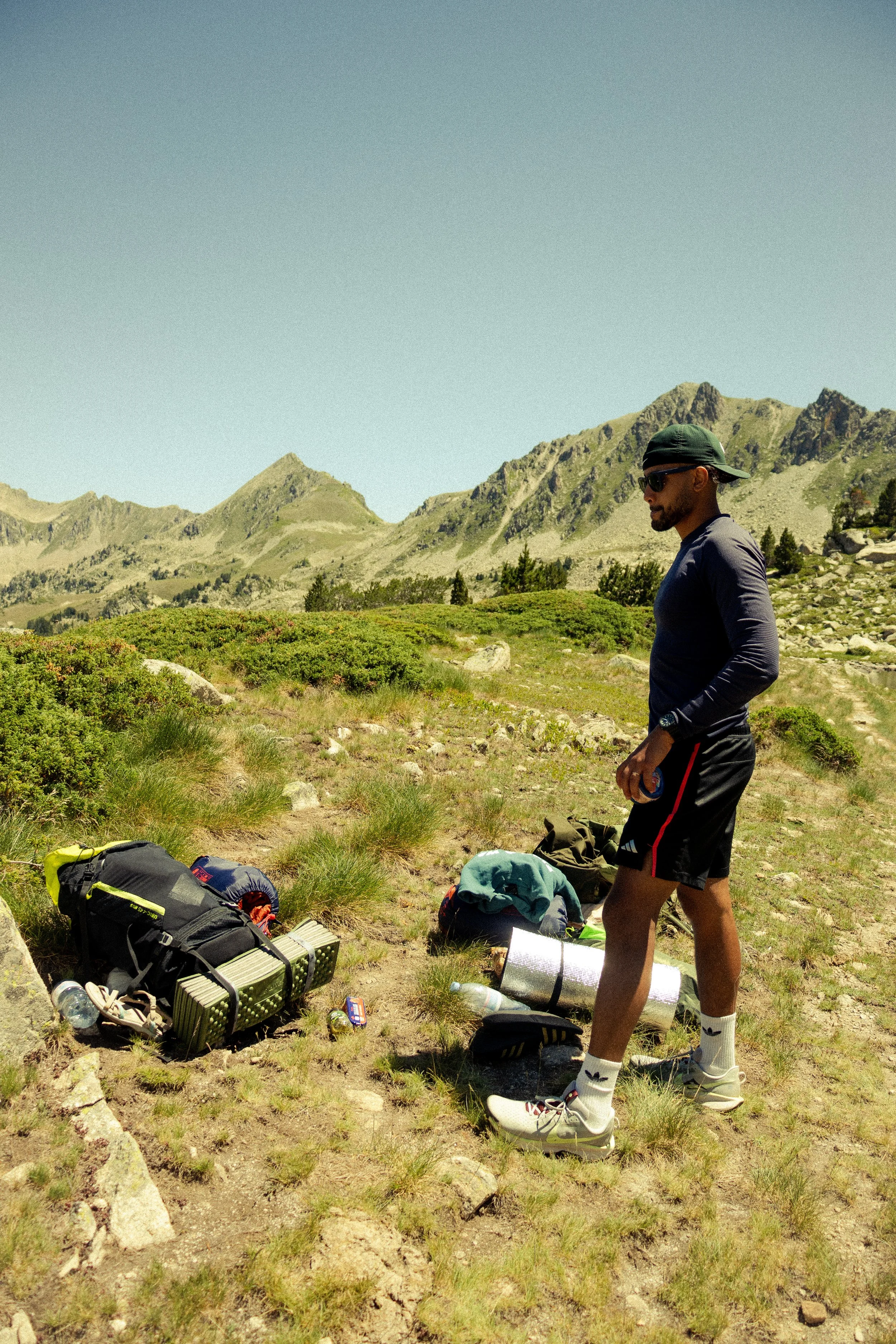 une personne dans la montagne avec son sac de randonnée