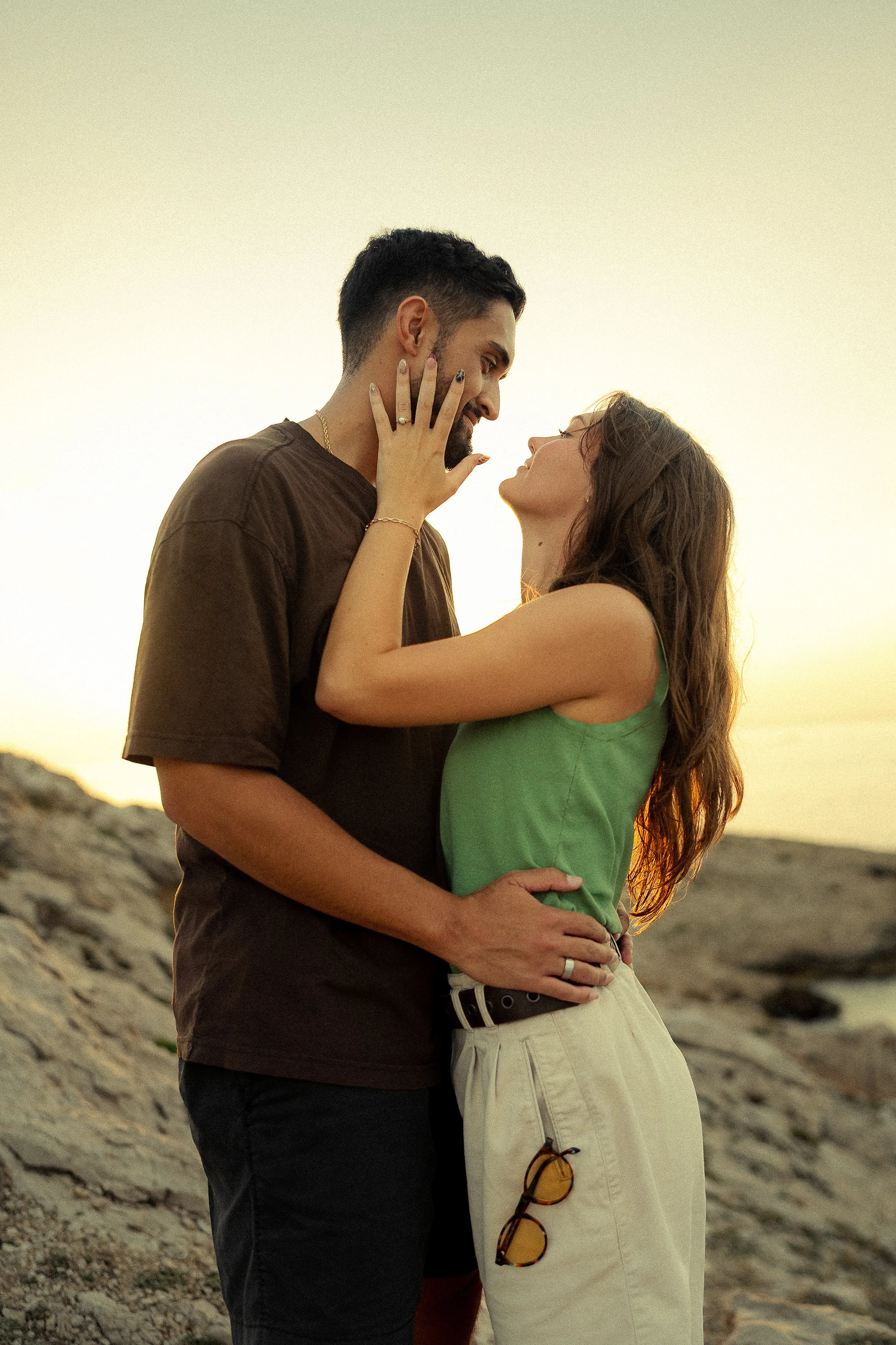 un coupe dans les rochers de marseille se regardent intensément