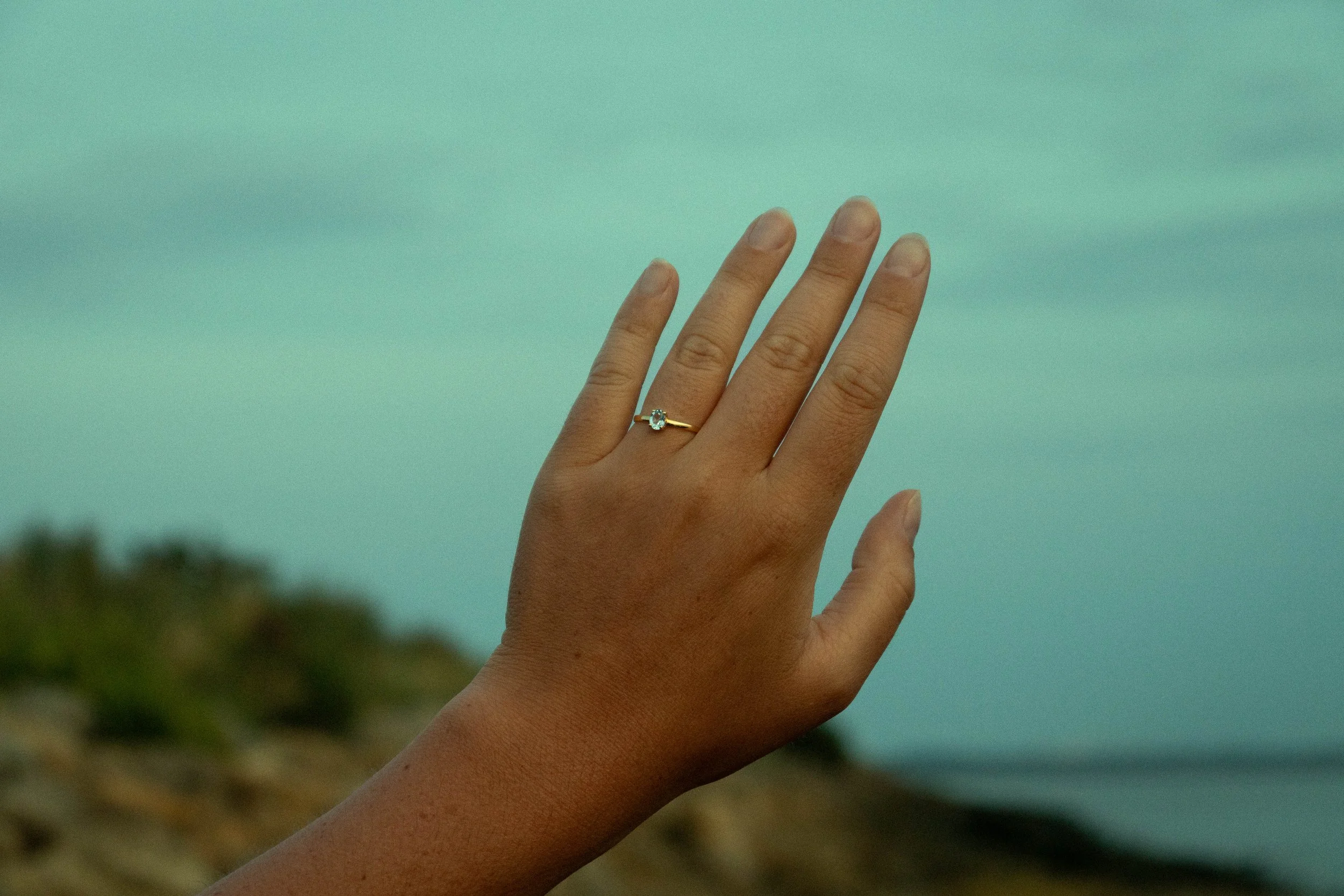 ma main dans le ciel avec une jolie bague de fiançaille